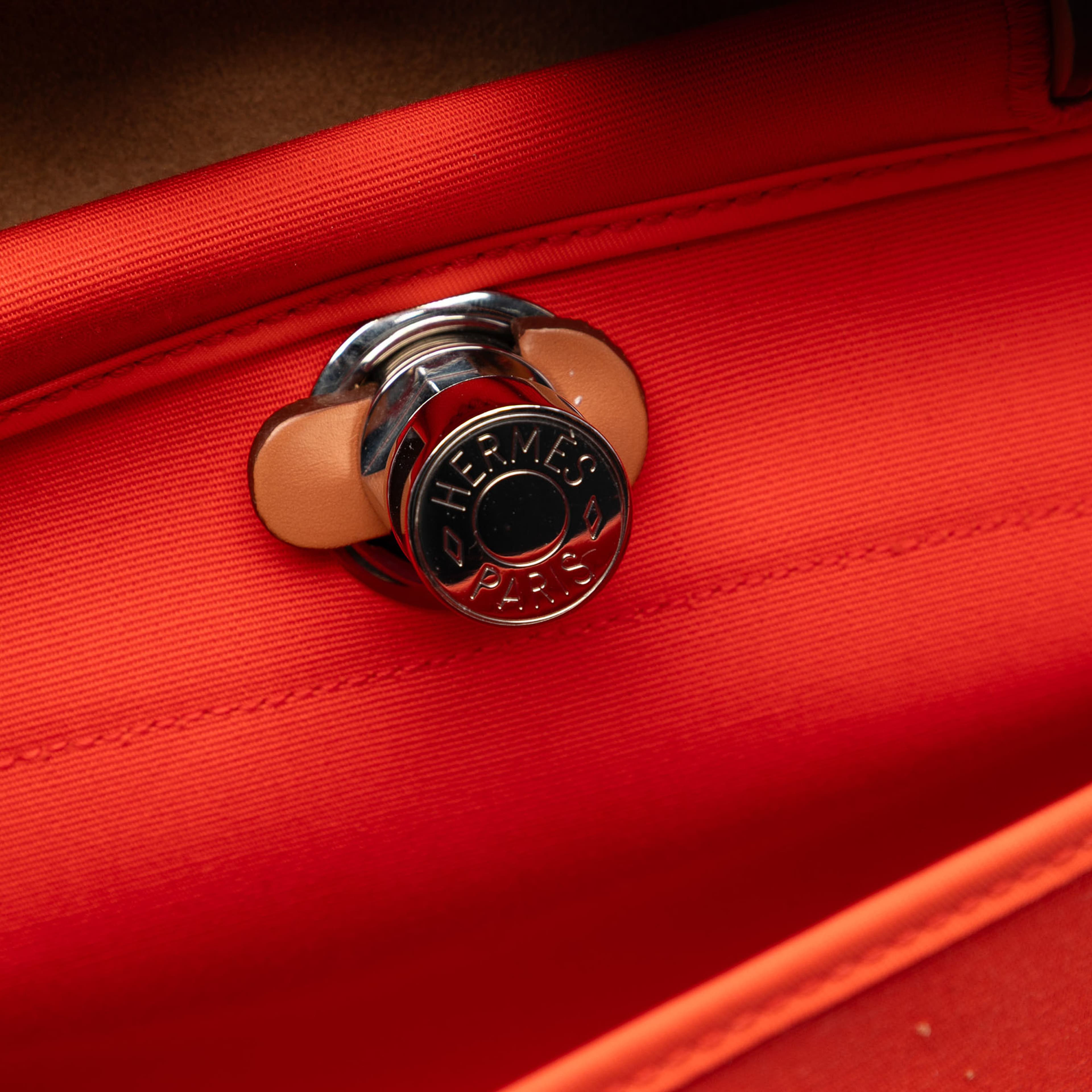 Hermès Toile Herbag Zip 31, från Luxclusif, i färgen dark orange. Klicka för att öppna bilden i stort format