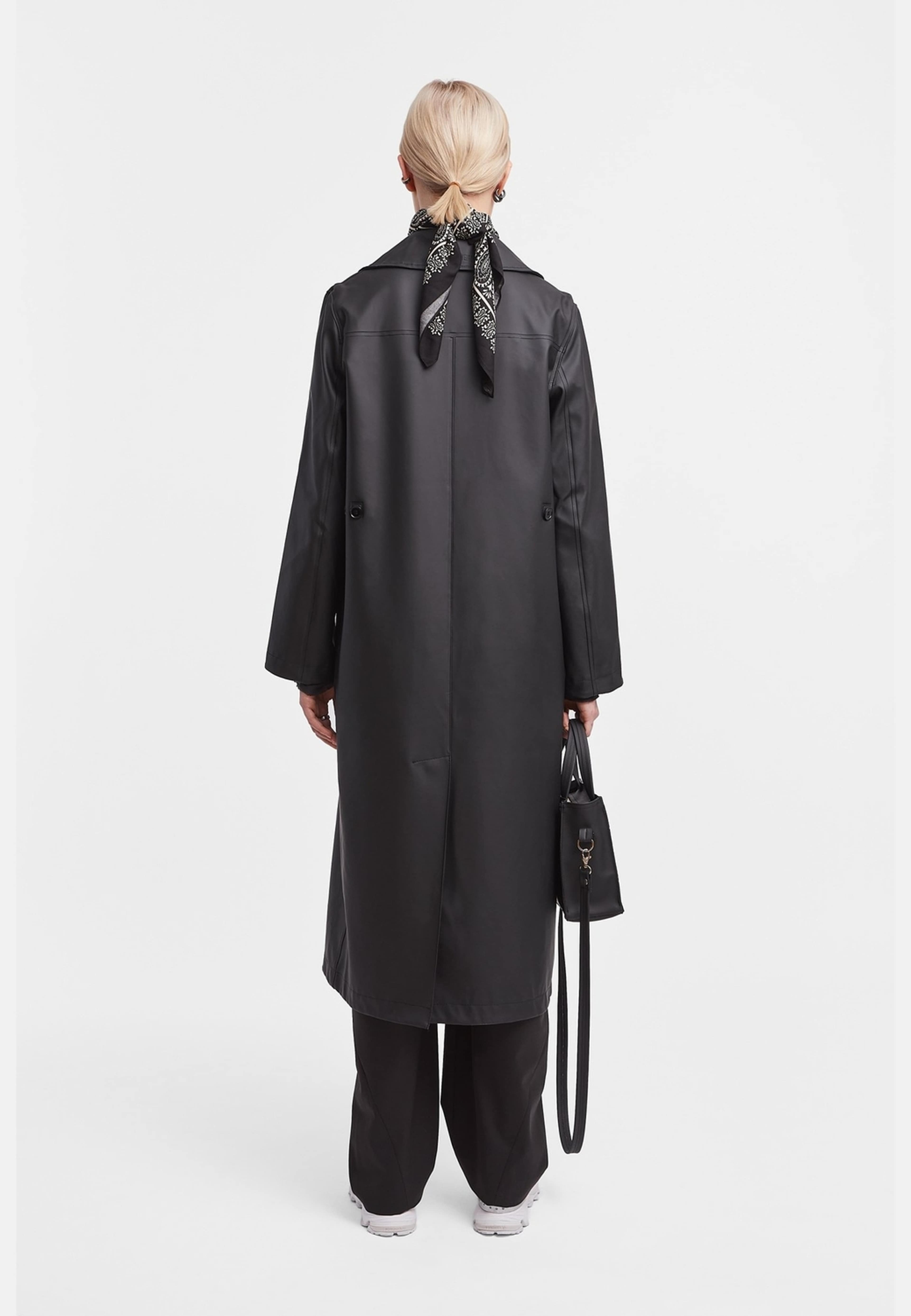 Mayfair Trench Coat, från Stutterheim, i färgen black. Klicka för att öppna bilden i stort format