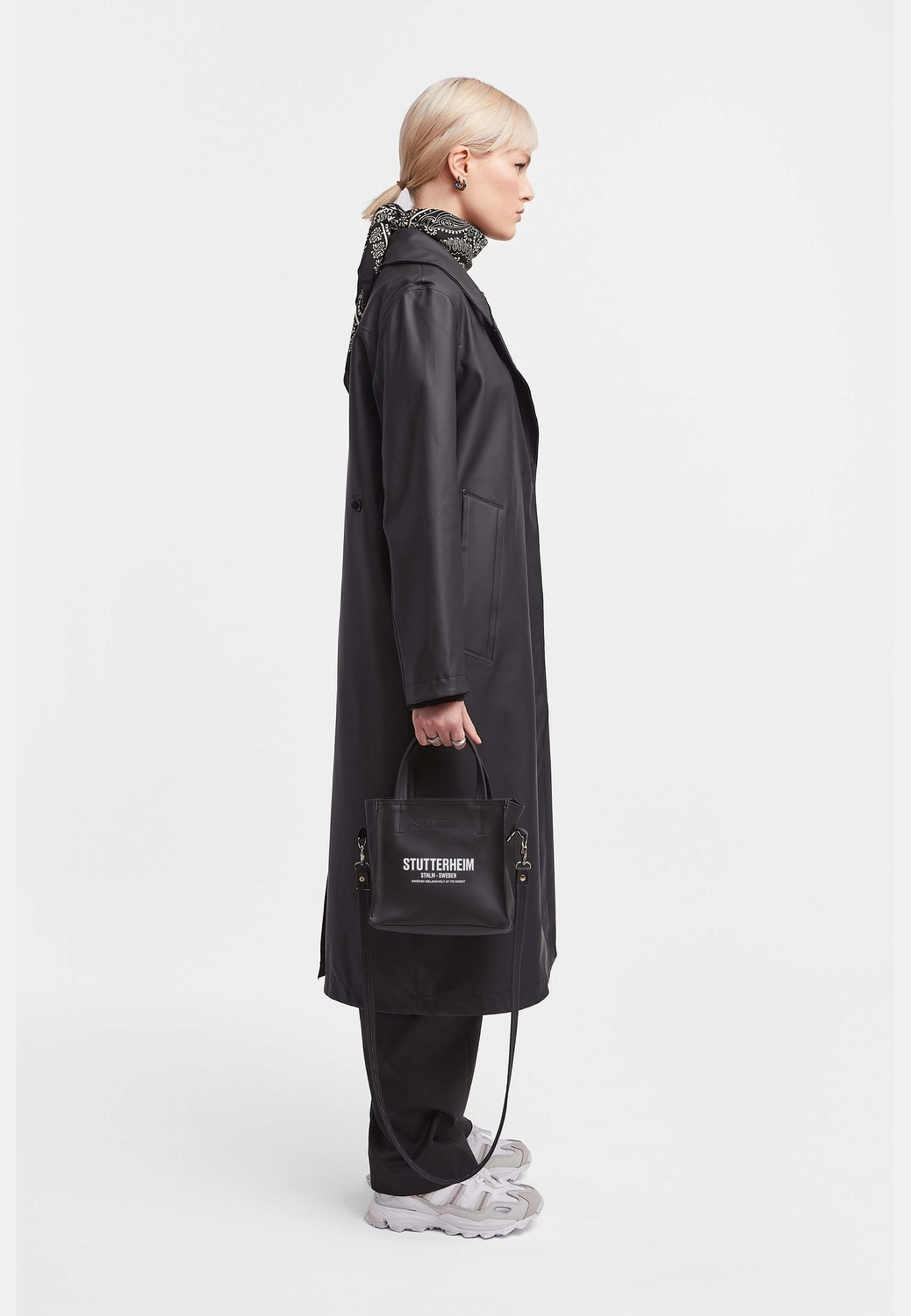 Mayfair Trench Coat, från Stutterheim, i färgen black. Klicka för att öppna bilden i stort format