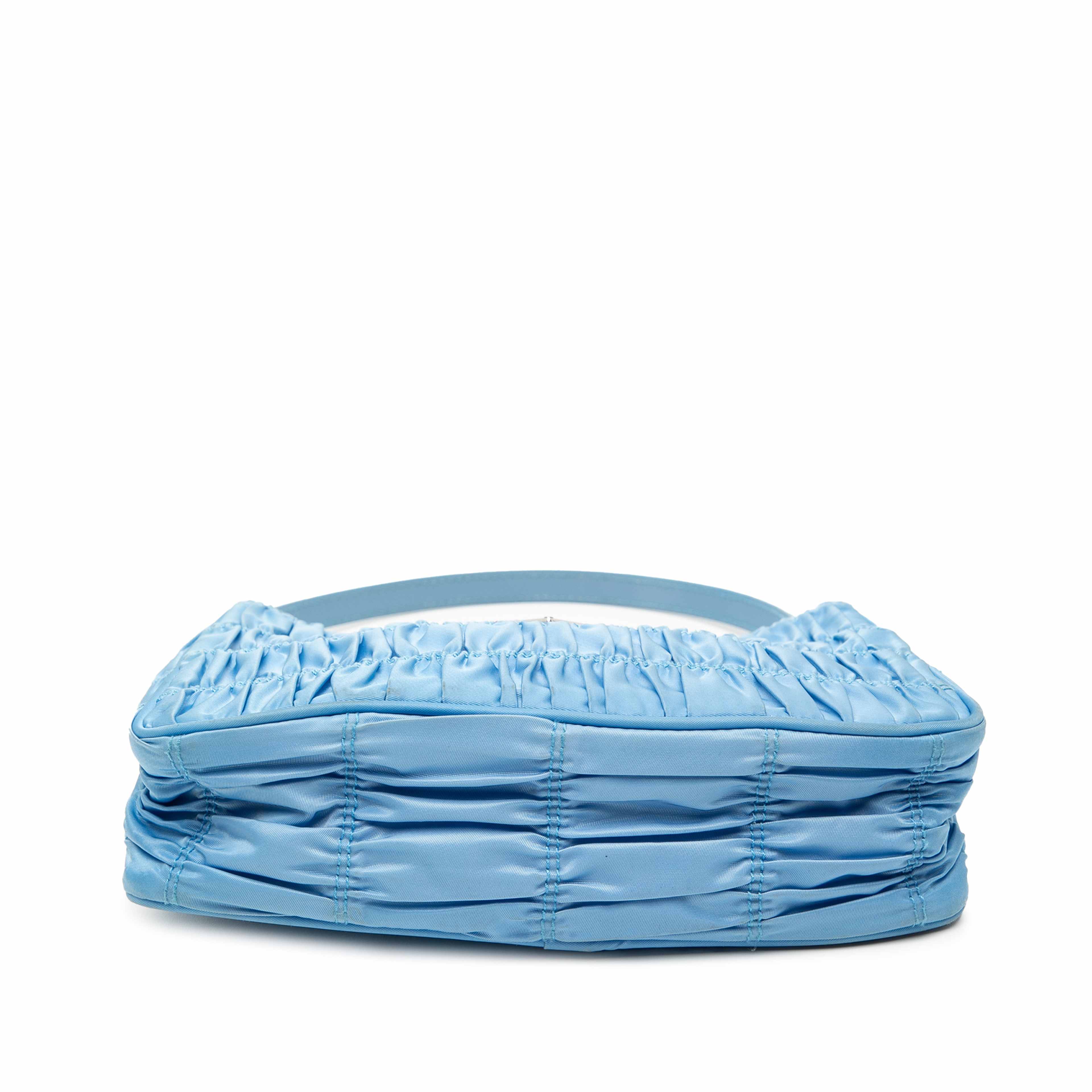 Prada Tessuto Gaufre Re Edition Shoulder Bag, från Luxclusif, i färgen light blue. Klicka för att öppna bilden i stort format