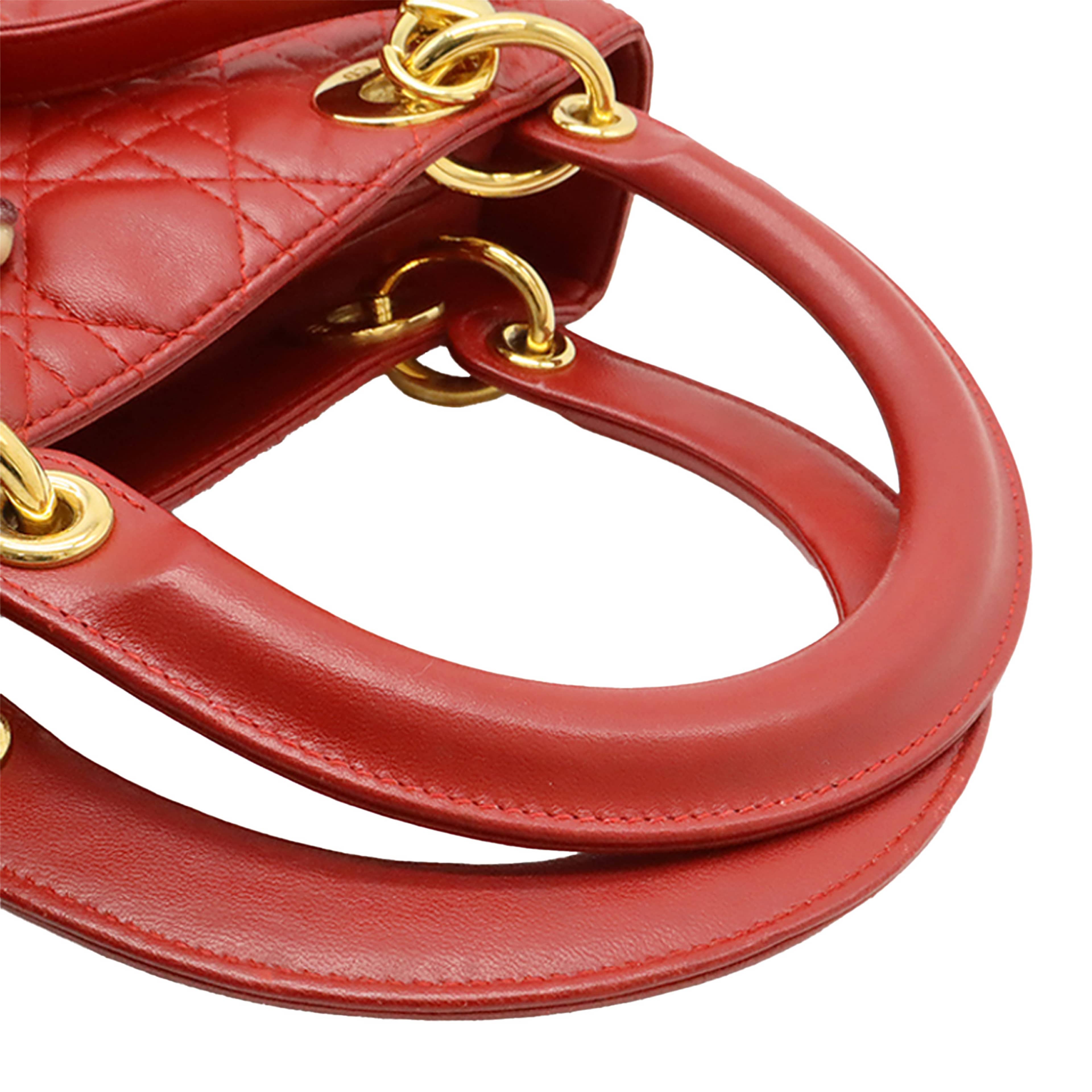Dior Medium Lambskin Cannage Lady Dior, från Luxclusif, i färgen röd. Klicka för att öppna bilden i stort format