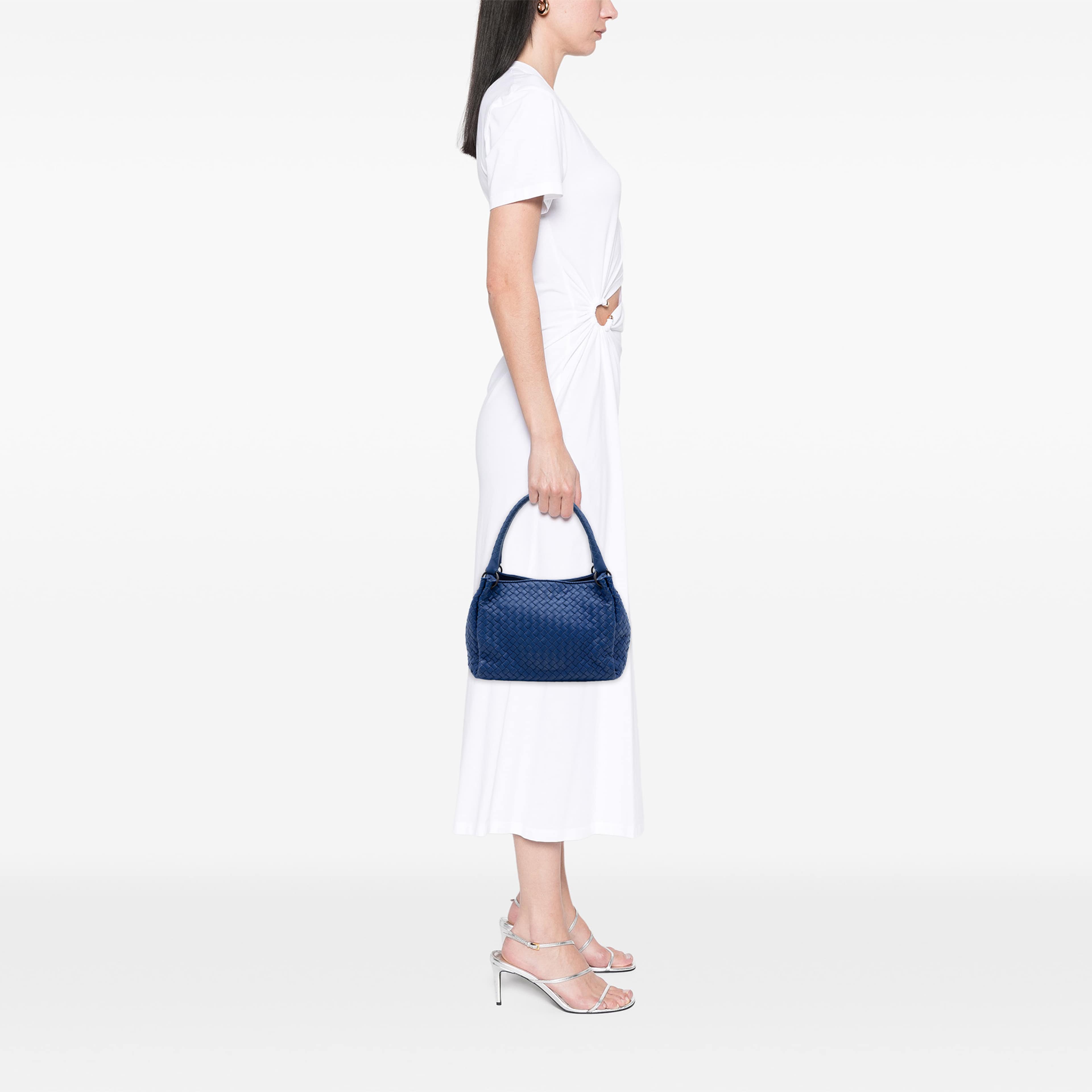 Bottega Veneta Nappa Intrecciato Parachute Tote, från Luxclusif, i färgen blå. Klicka för att öppna bilden i stort format