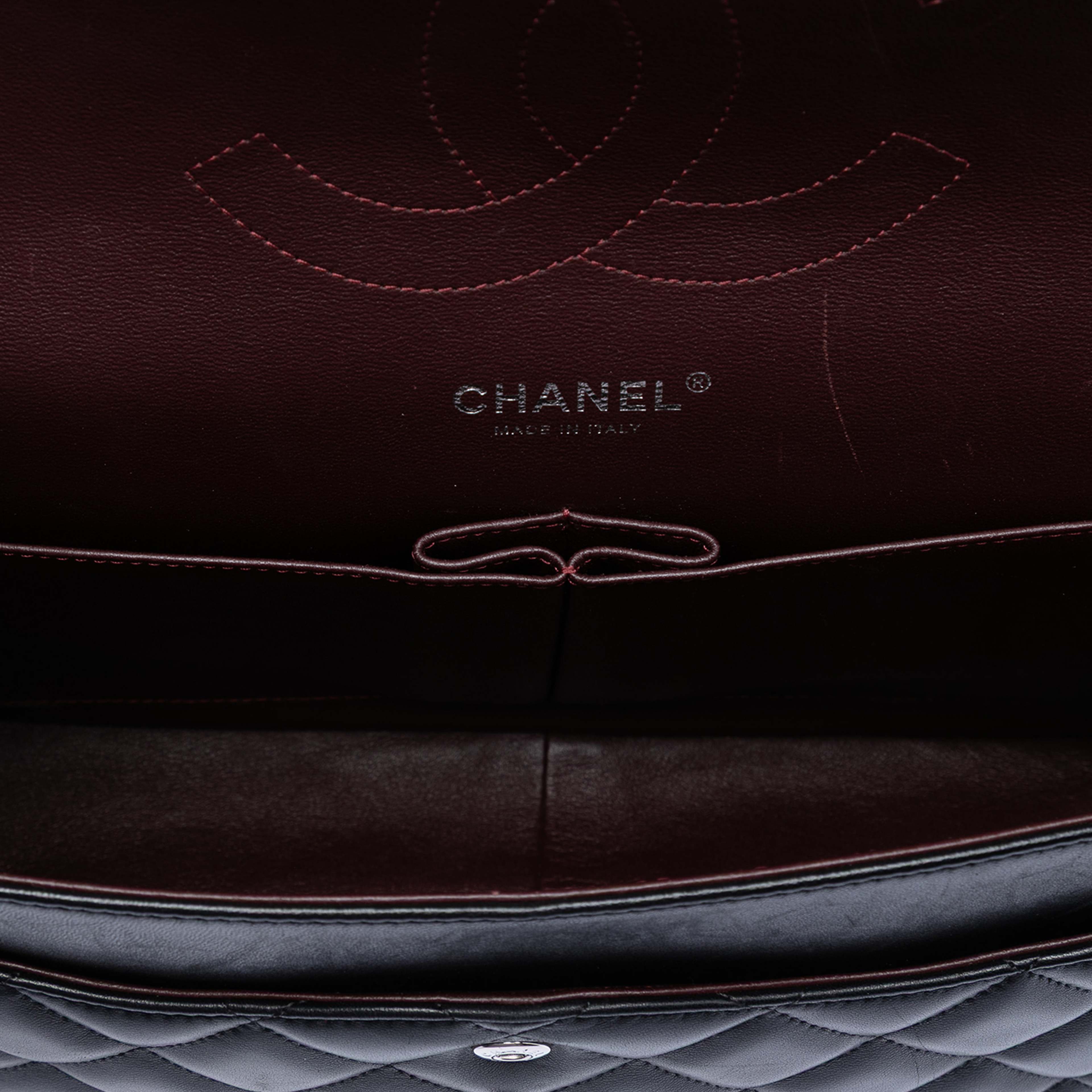 Chanel Jumbo Classic Lambskin Double Flap, från Luxclusif, i färgen black. Klicka för att öppna bilden i stort format