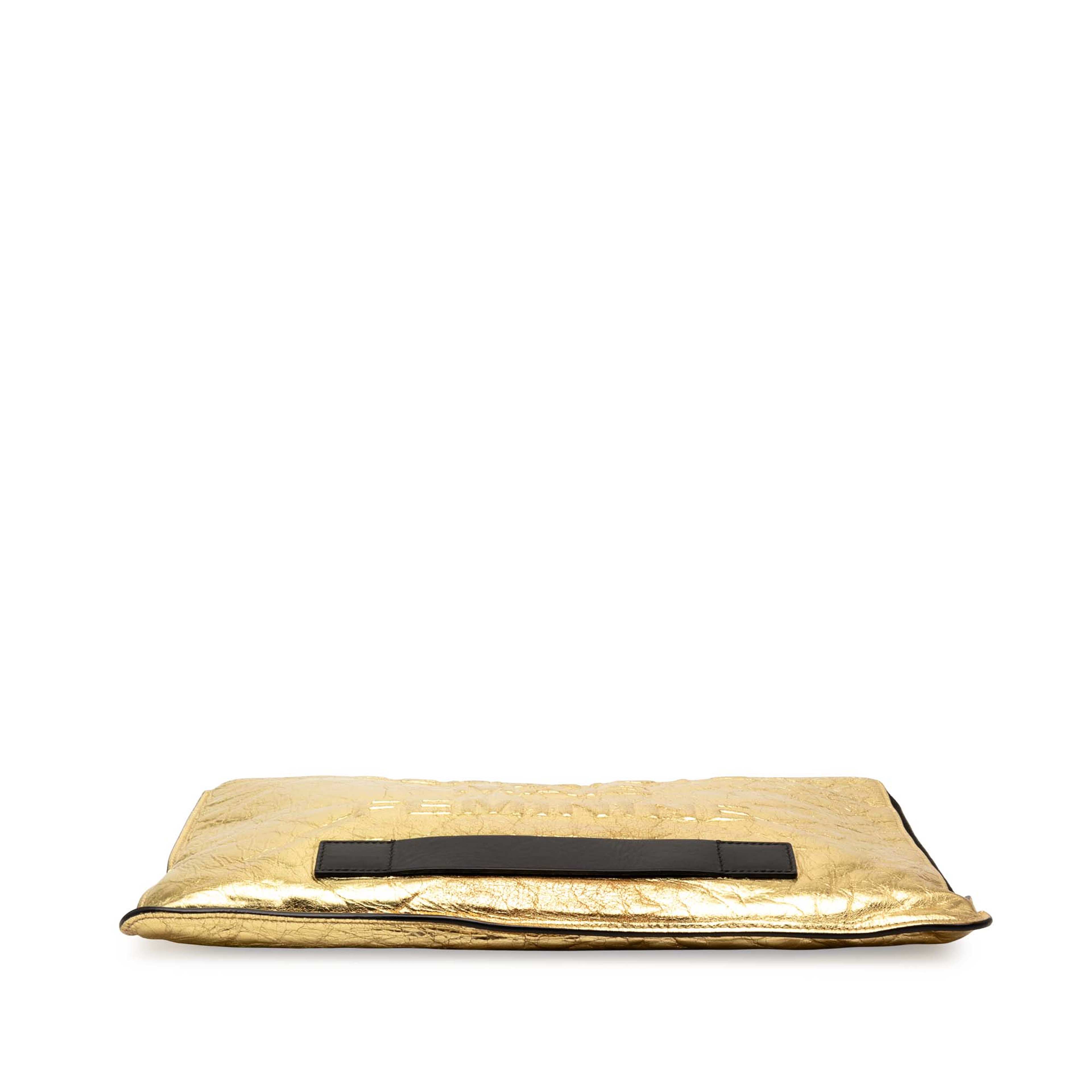 Chanel Metallic Crinkled Calfskin Feministe Mais Feminine Pouch, från Luxclusif, i färgen gold. Klicka för att öppna bilden i stort format