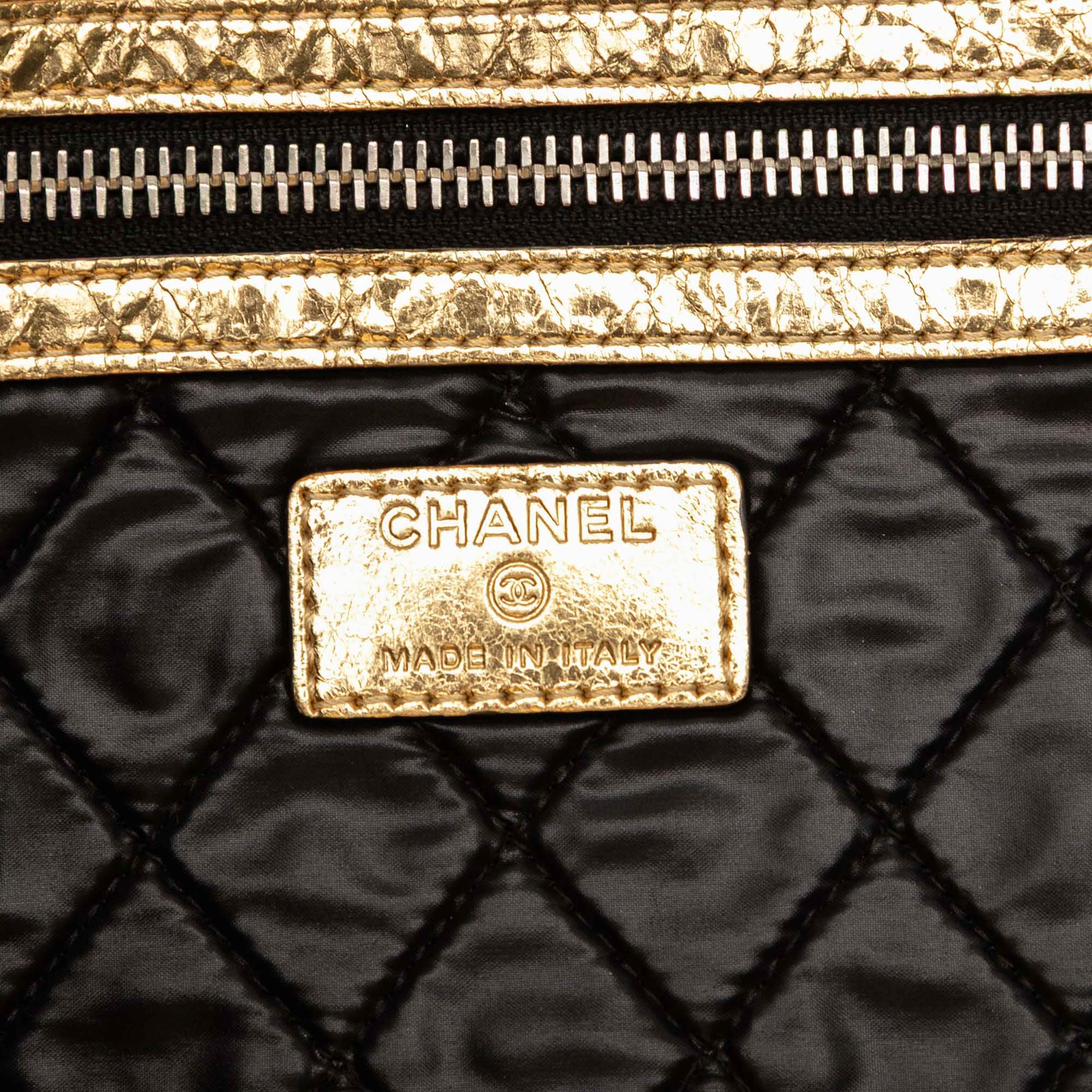 Chanel Metallic Crinkled Calfskin Feministe Mais Feminine Pouch, från Luxclusif, i färgen gold. Klicka för att öppna bilden i stort format
