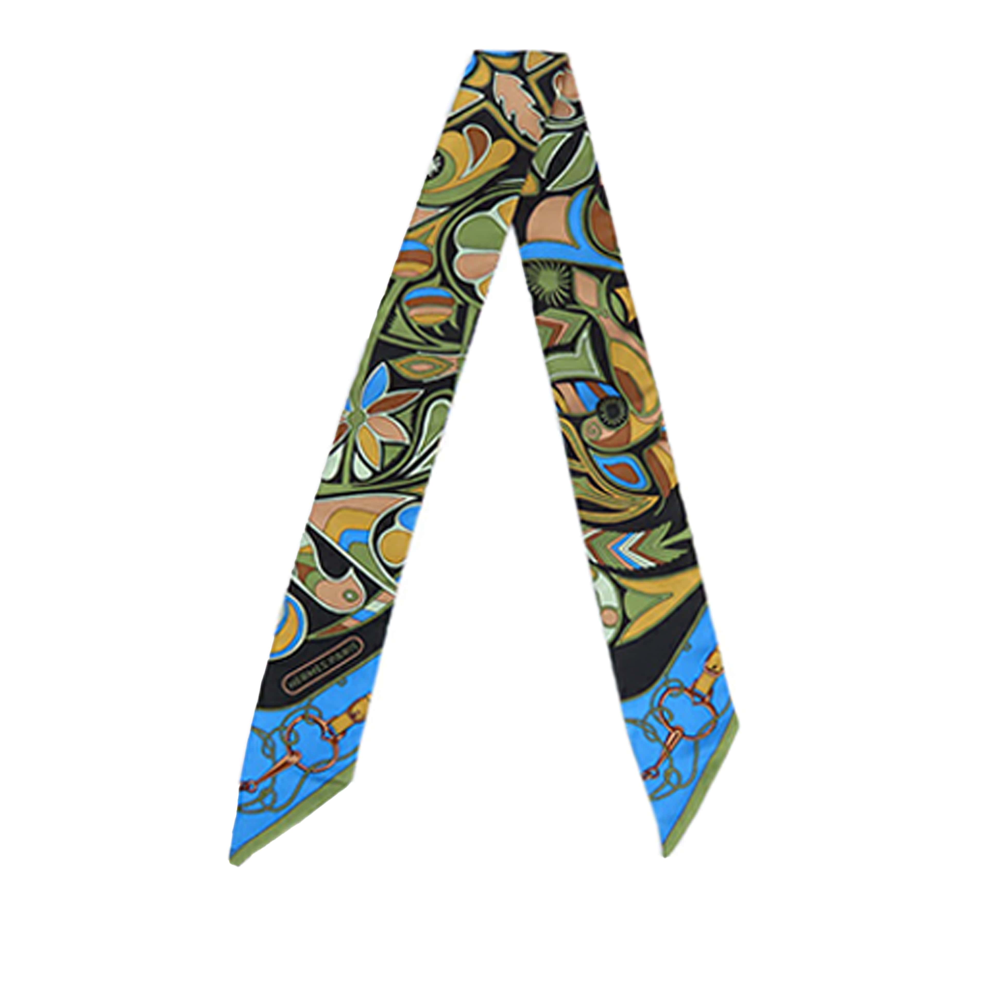 Hermès Folklore Silk Twilly Scarf, från Luxclusif, i färgen olive green. Klicka för att öppna bilden i stort format