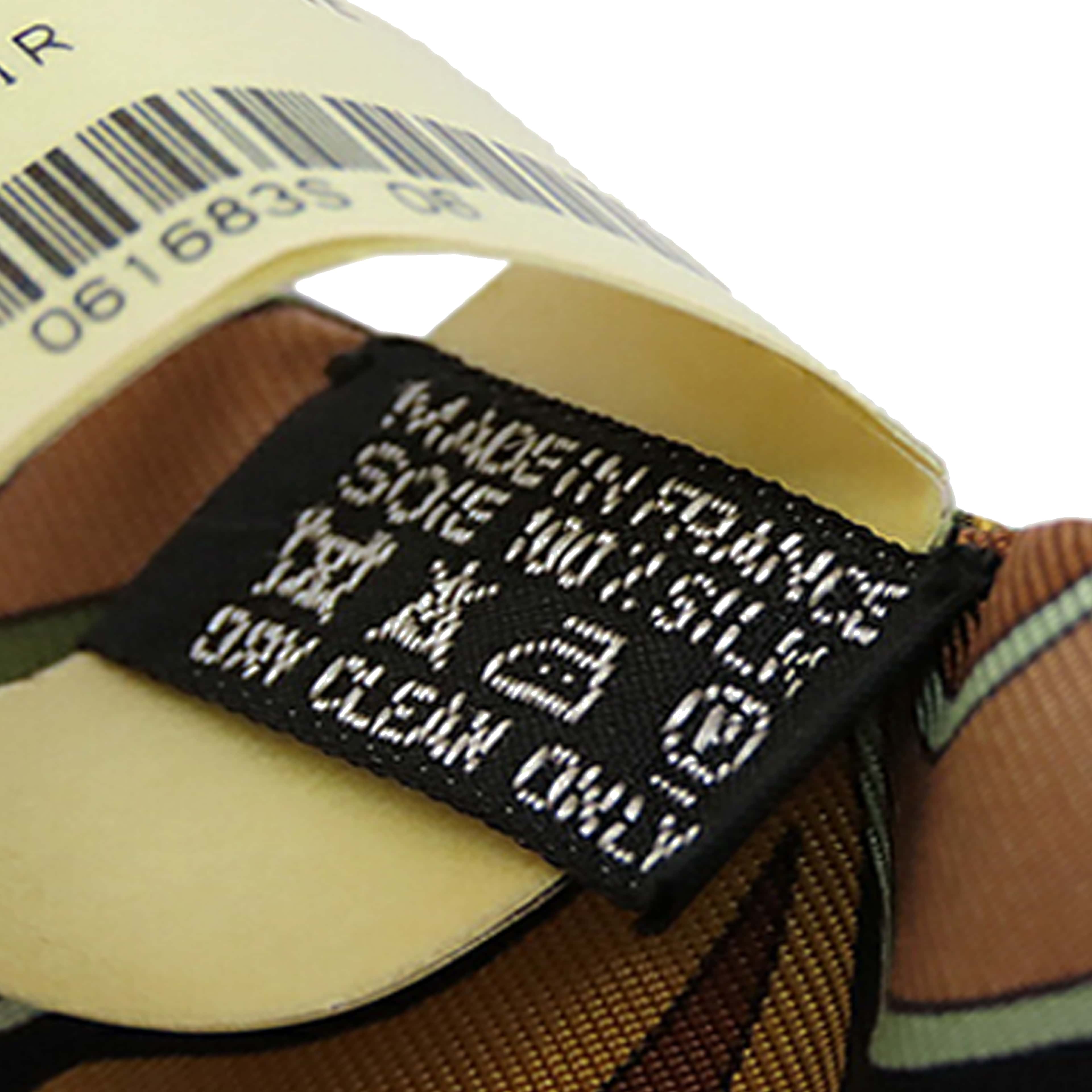 Hermès Folklore Silk Twilly Scarf, från Luxclusif, i färgen olive green. Klicka för att öppna bilden i stort format