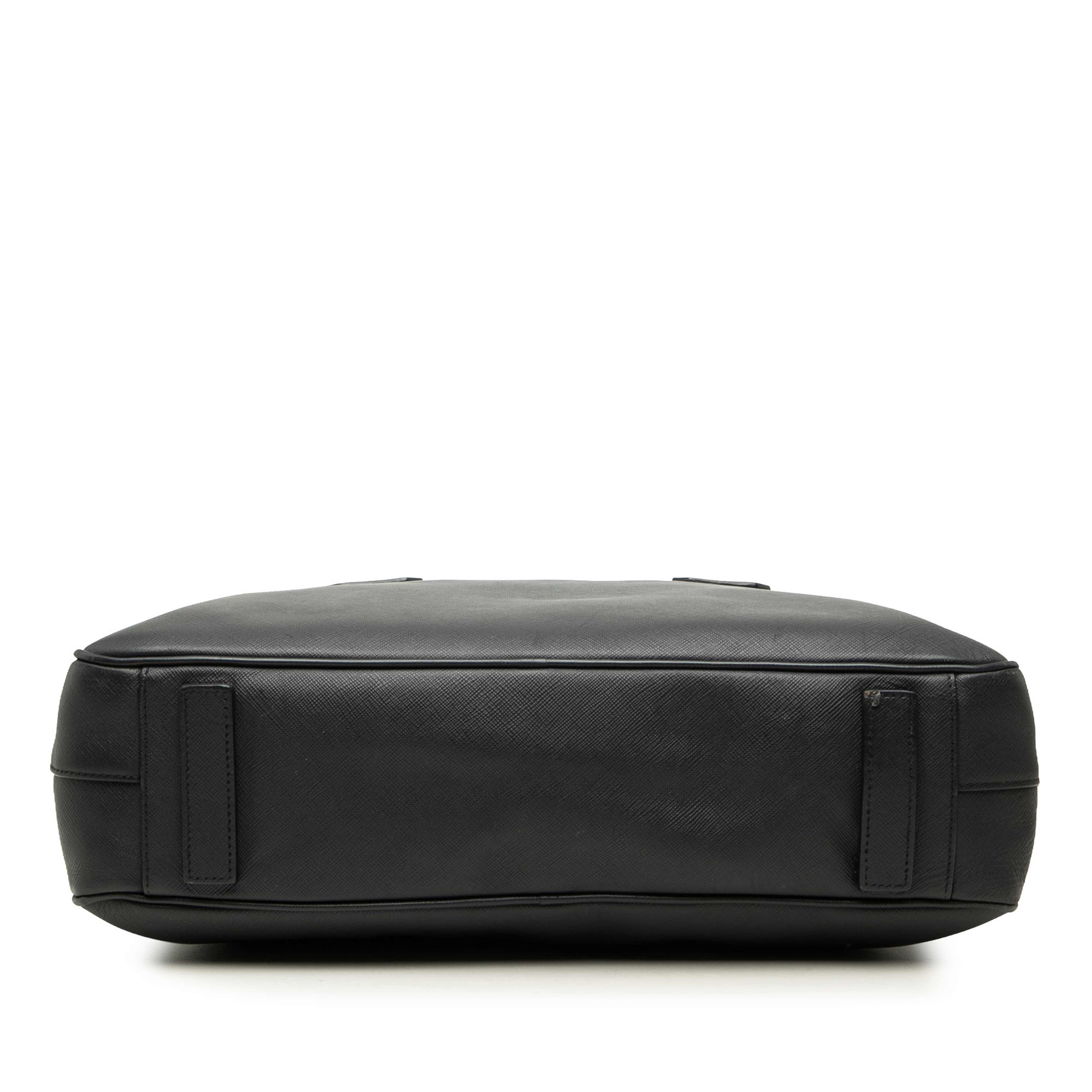 Prada Saffiano Business Bag, från Luxclusif, i färgen svart. Klicka för att öppna bilden i stort format