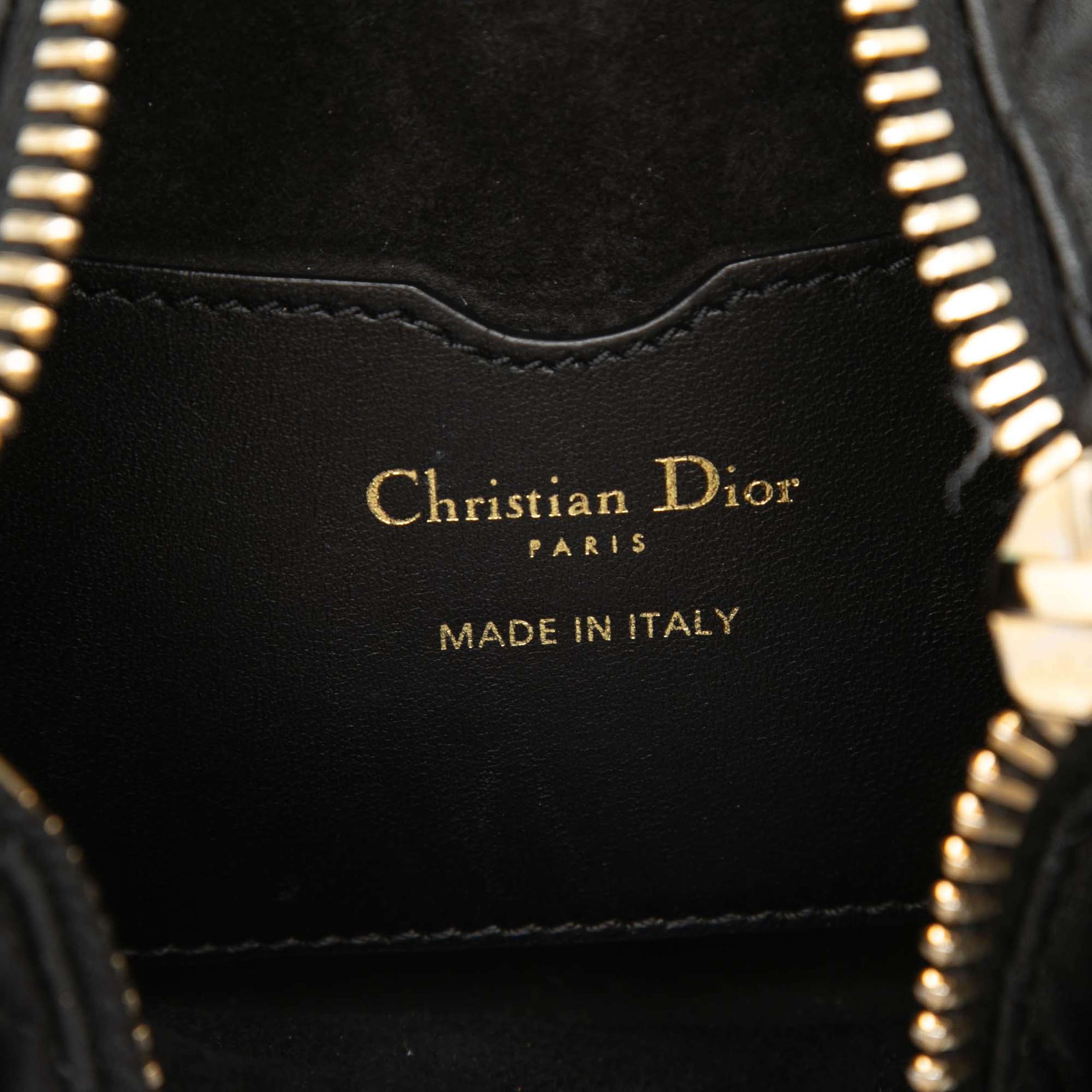 Dior Small Lambskin Cannage Dior Vibe Hobo, från Luxclusif, i färgen black. Klicka för att öppna bilden i stort format