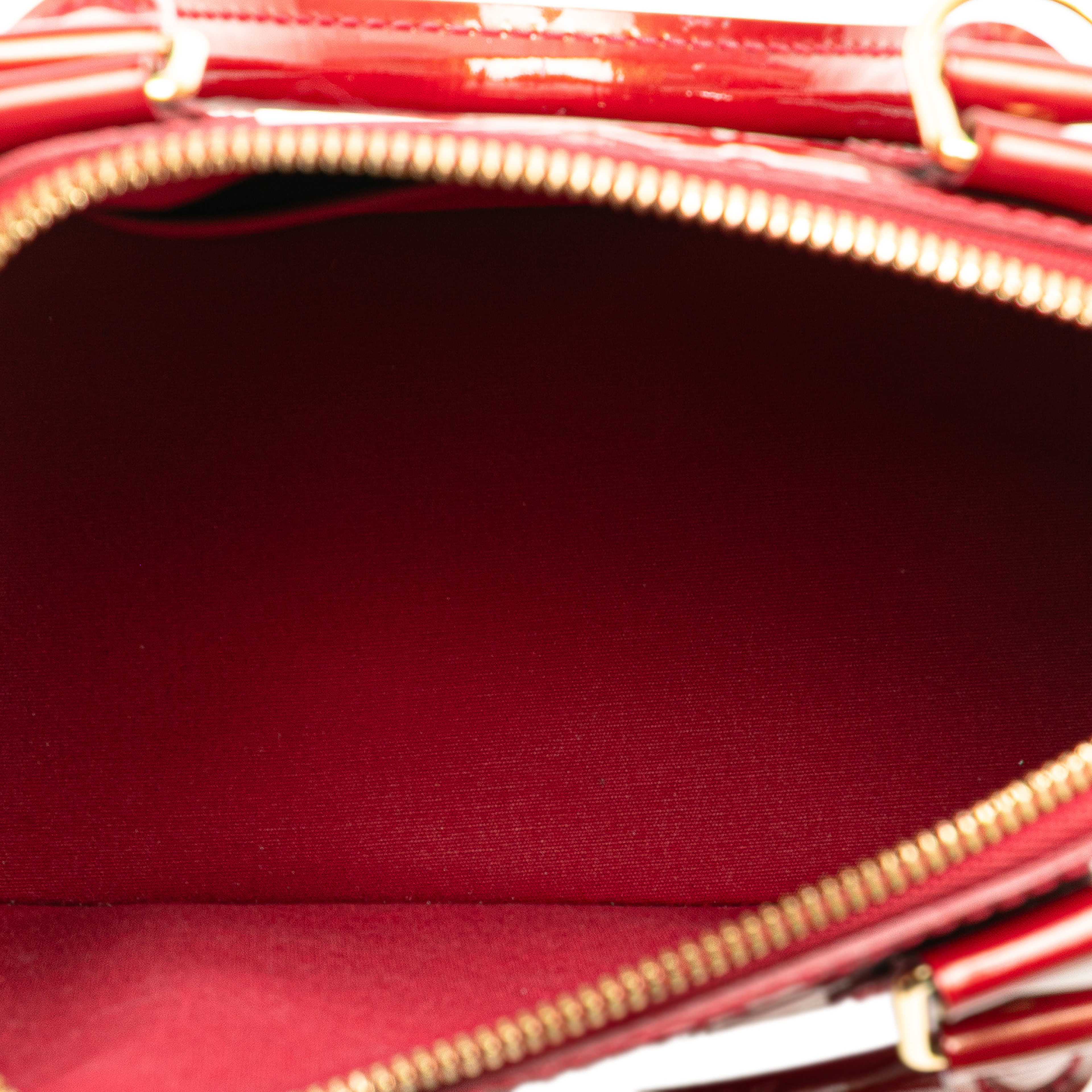 Louis Vuitton Monogram Vernis Rayures Alma Bb, från Luxclusif, i färgen red.