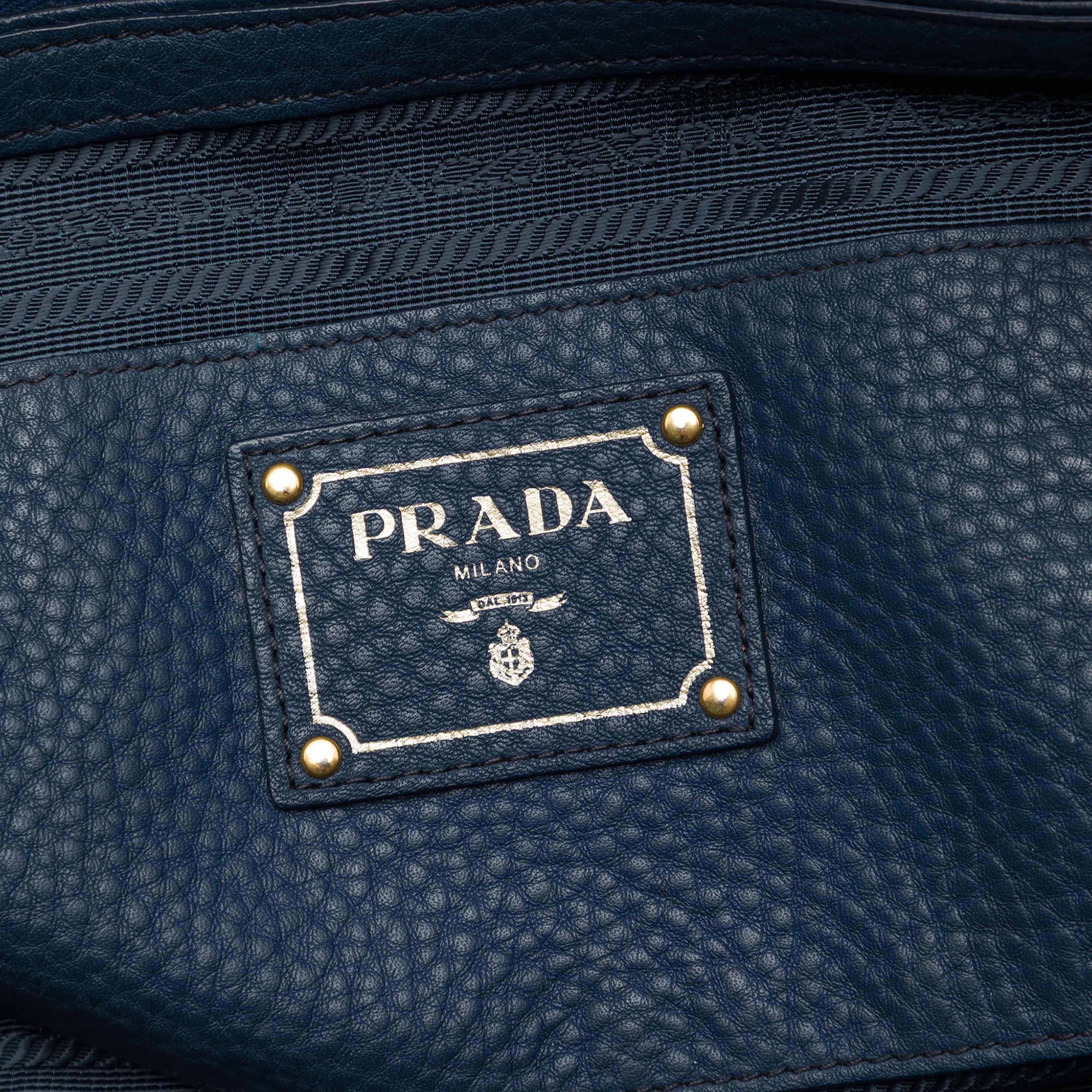 Prada Vitello Daino Open Convertible Tote, från Luxclusif, i färgen blå. Klicka för att öppna bilden i stort format