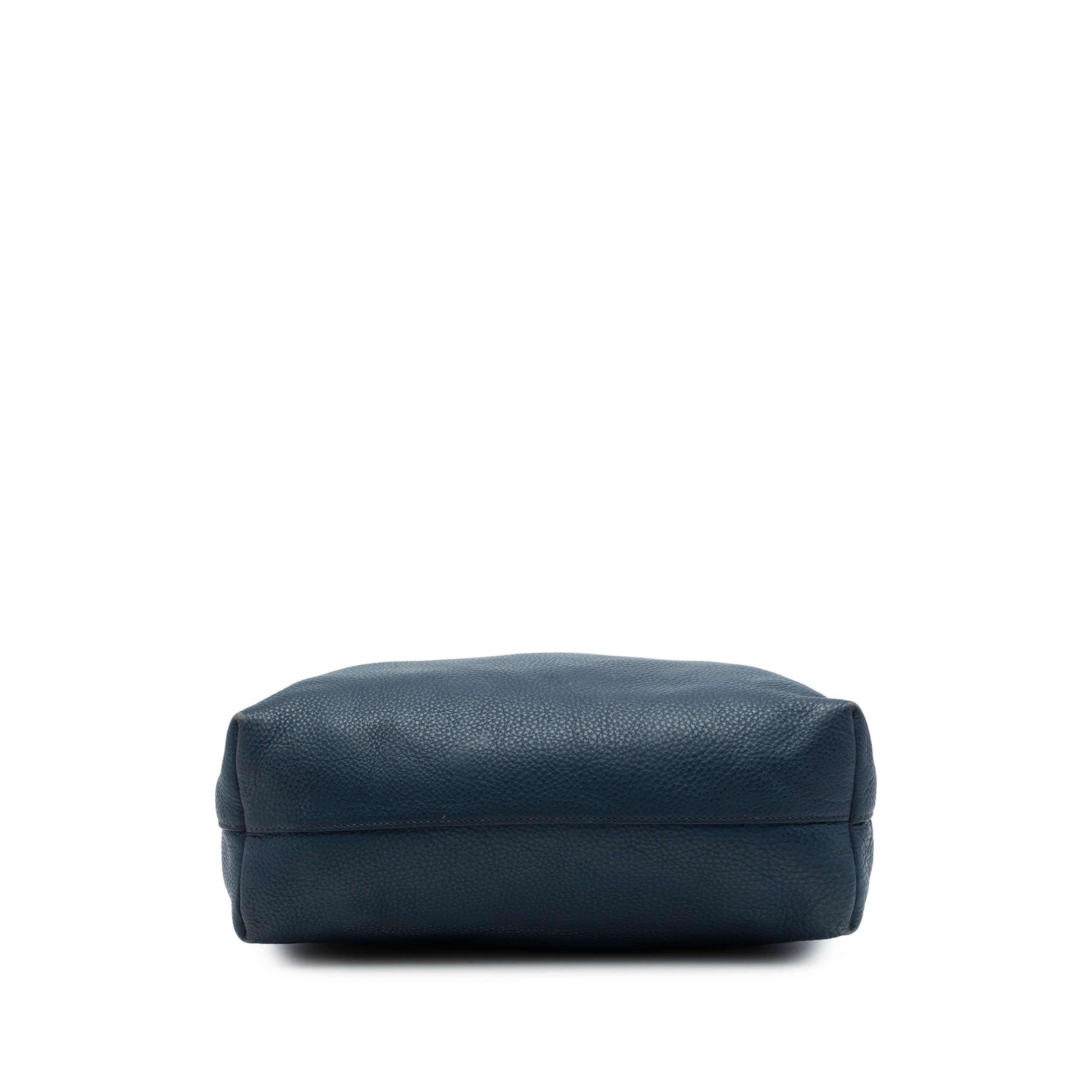 Prada Vitello Daino Open Convertible Tote, från Luxclusif, i färgen blå. Klicka för att öppna bilden i stort format