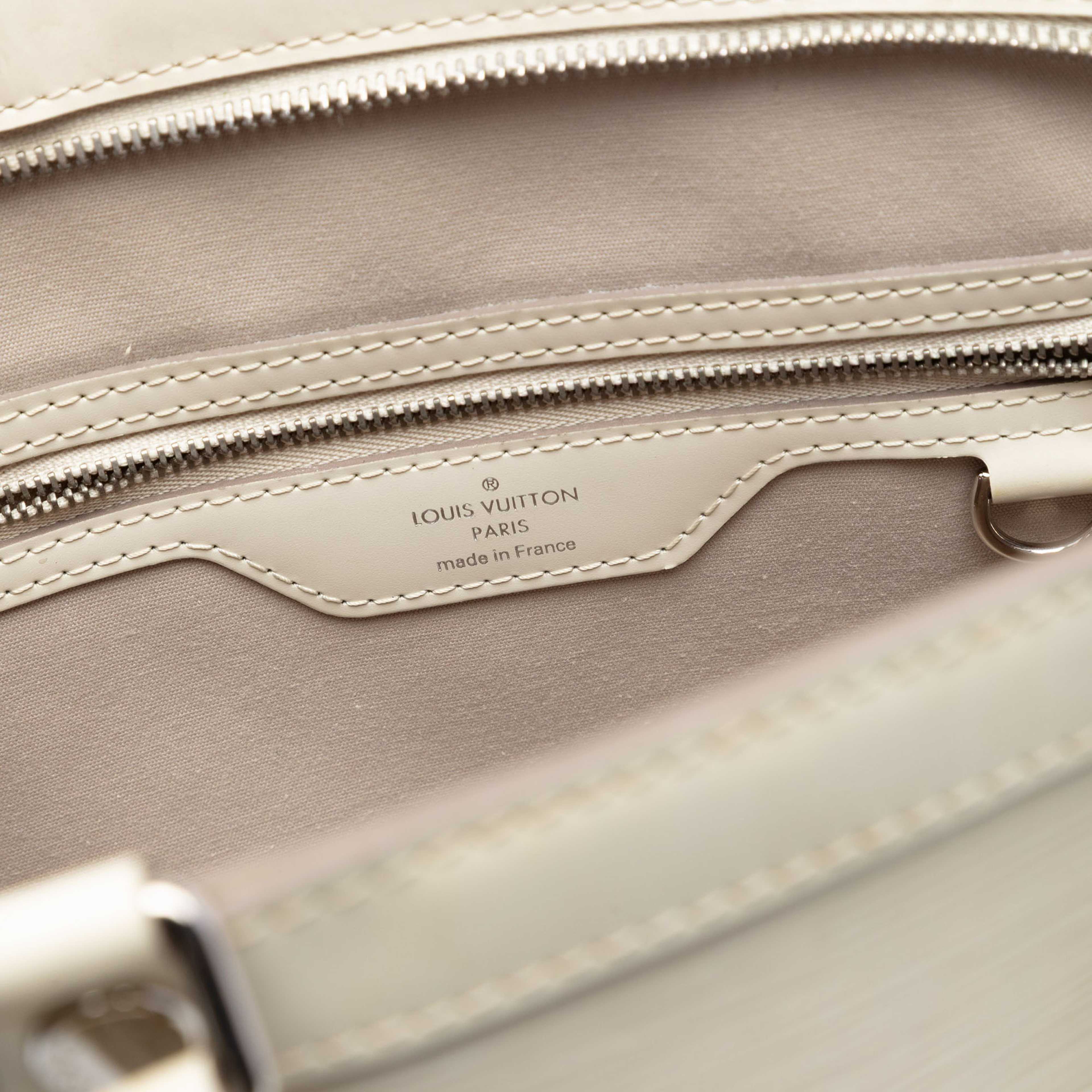 Louis Vuitton Epi Brea Mm, från Luxclusif, i färgen white. Klicka för att öppna bilden i stort format