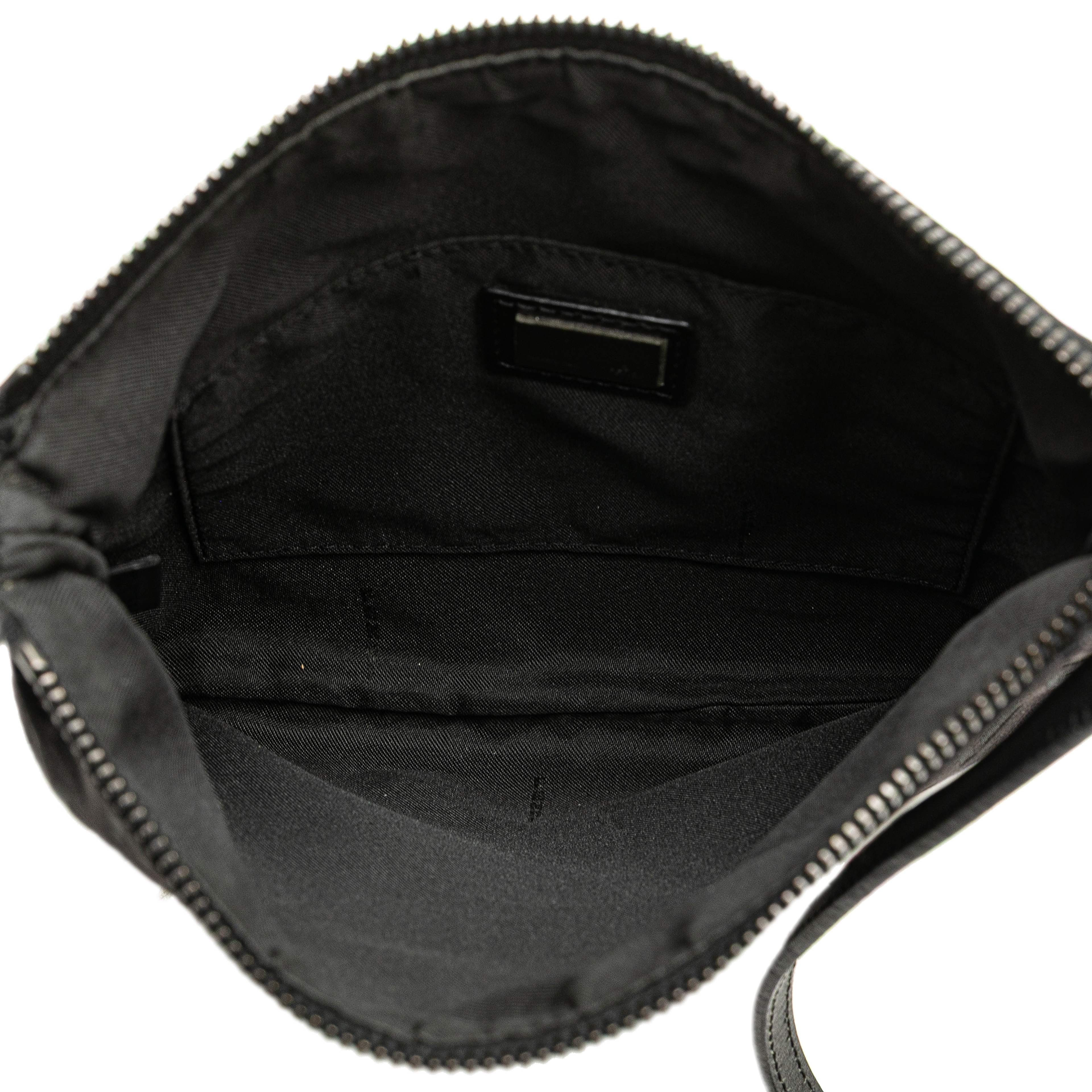 Fendi Zucchino Canvas Crossbody, från Luxclusif, i färgen black. Klicka för att öppna bilden i stort format