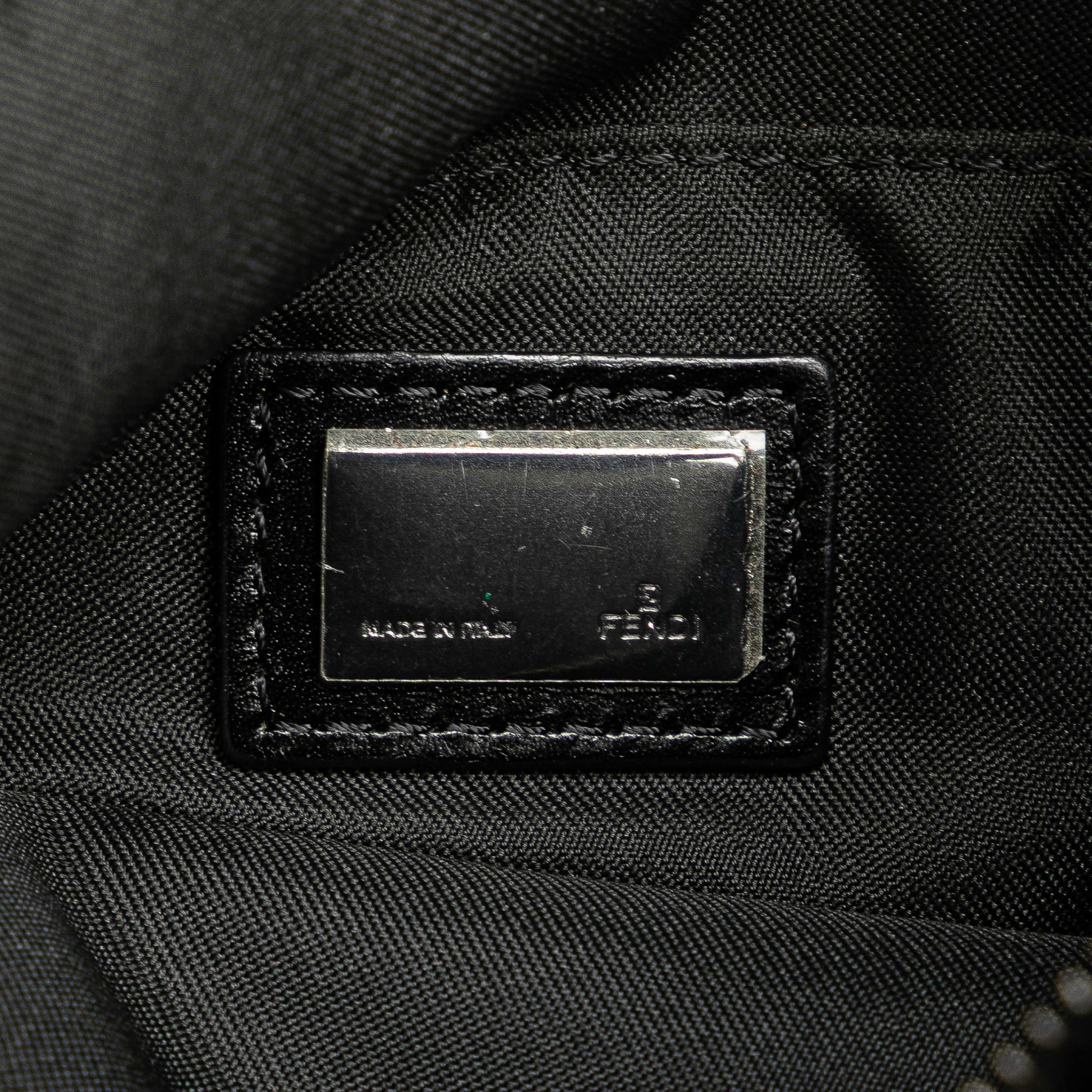 Fendi Zucchino Canvas Crossbody, från Luxclusif, i färgen black. Klicka för att öppna bilden i stort format