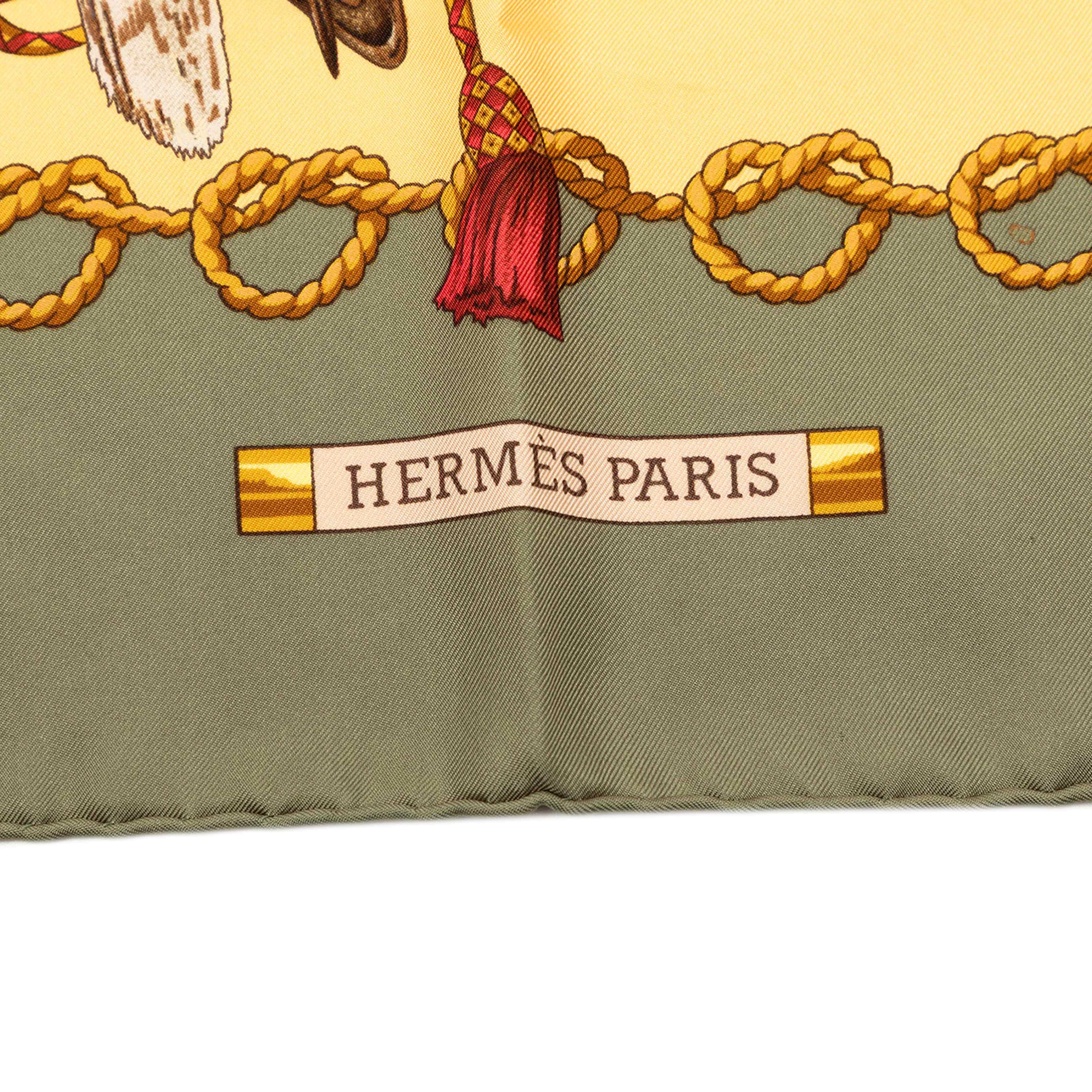 Hermès Les Oiseaux Du Roy Silk Scarf 90, från Luxclusif, i färgen light yellow. Klicka för att öppna bilden i stort format