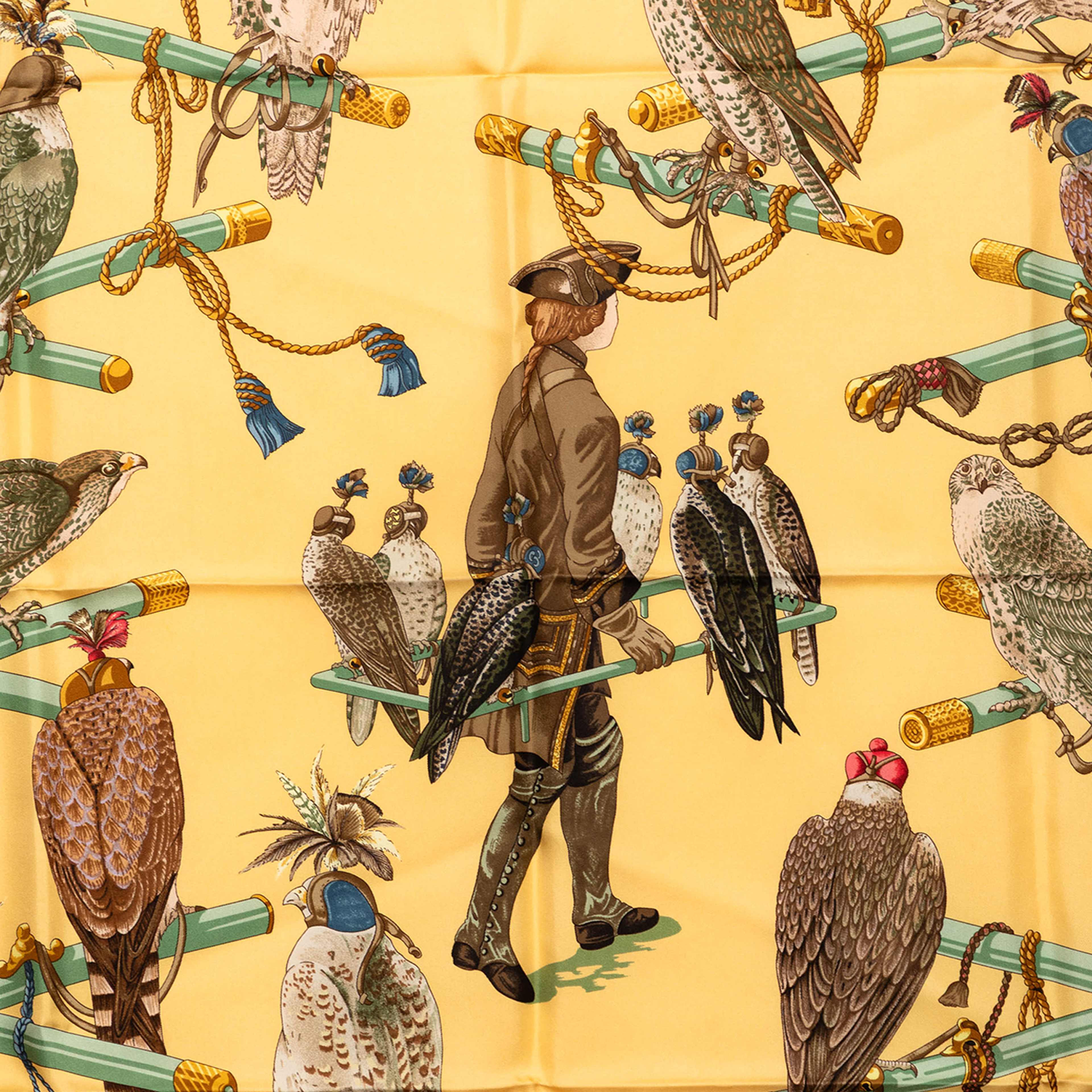 Hermès Les Oiseaux Du Roy Silk Scarf 90, från Luxclusif, i färgen light yellow. Klicka för att öppna bilden i stort format