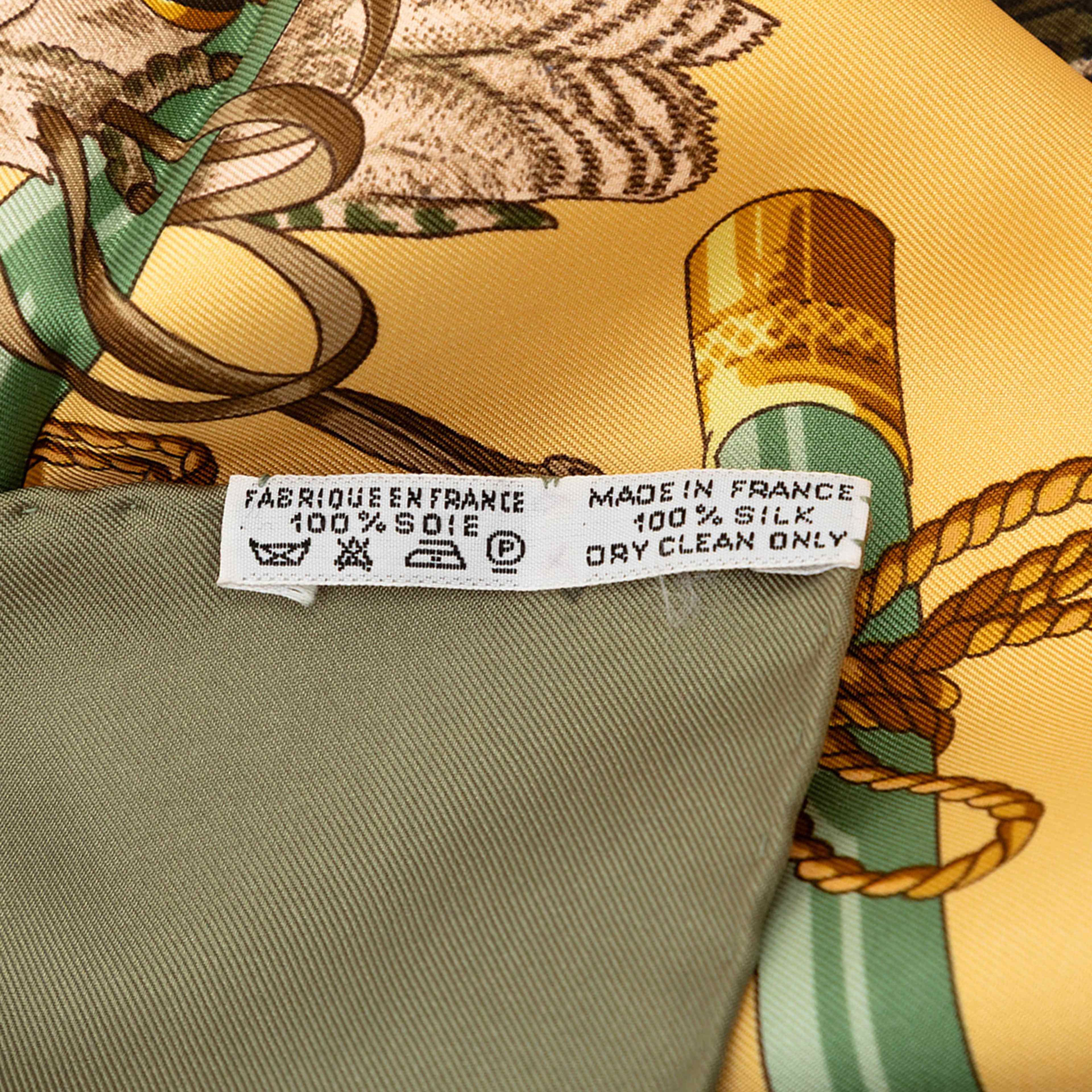 Hermès Les Oiseaux Du Roy Silk Scarf 90, från Luxclusif, i färgen light yellow. Klicka för att öppna bilden i stort format