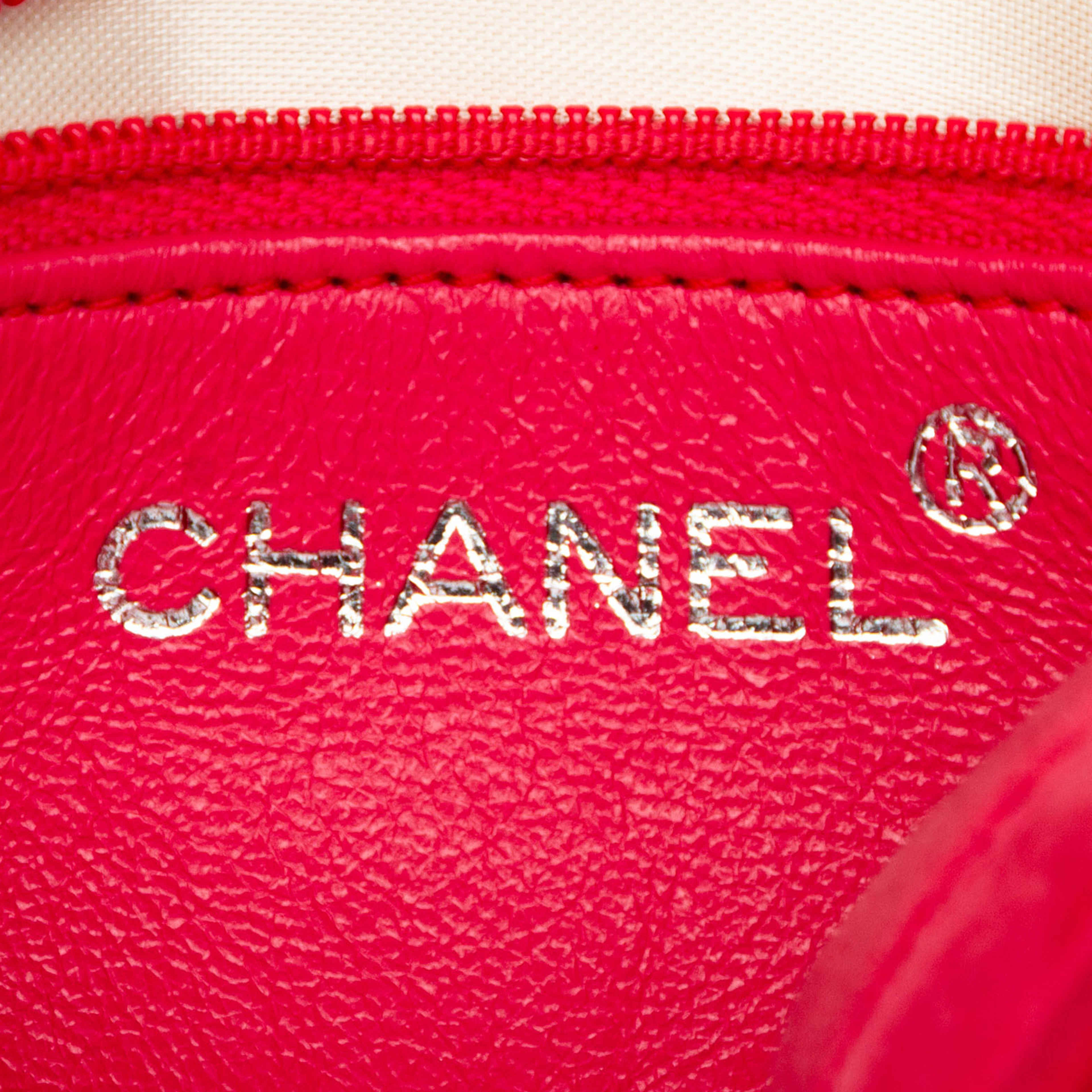 Chanel Quilted Suede Camera Bag, från Luxclusif, i färgen red. Klicka för att öppna bilden i stort format