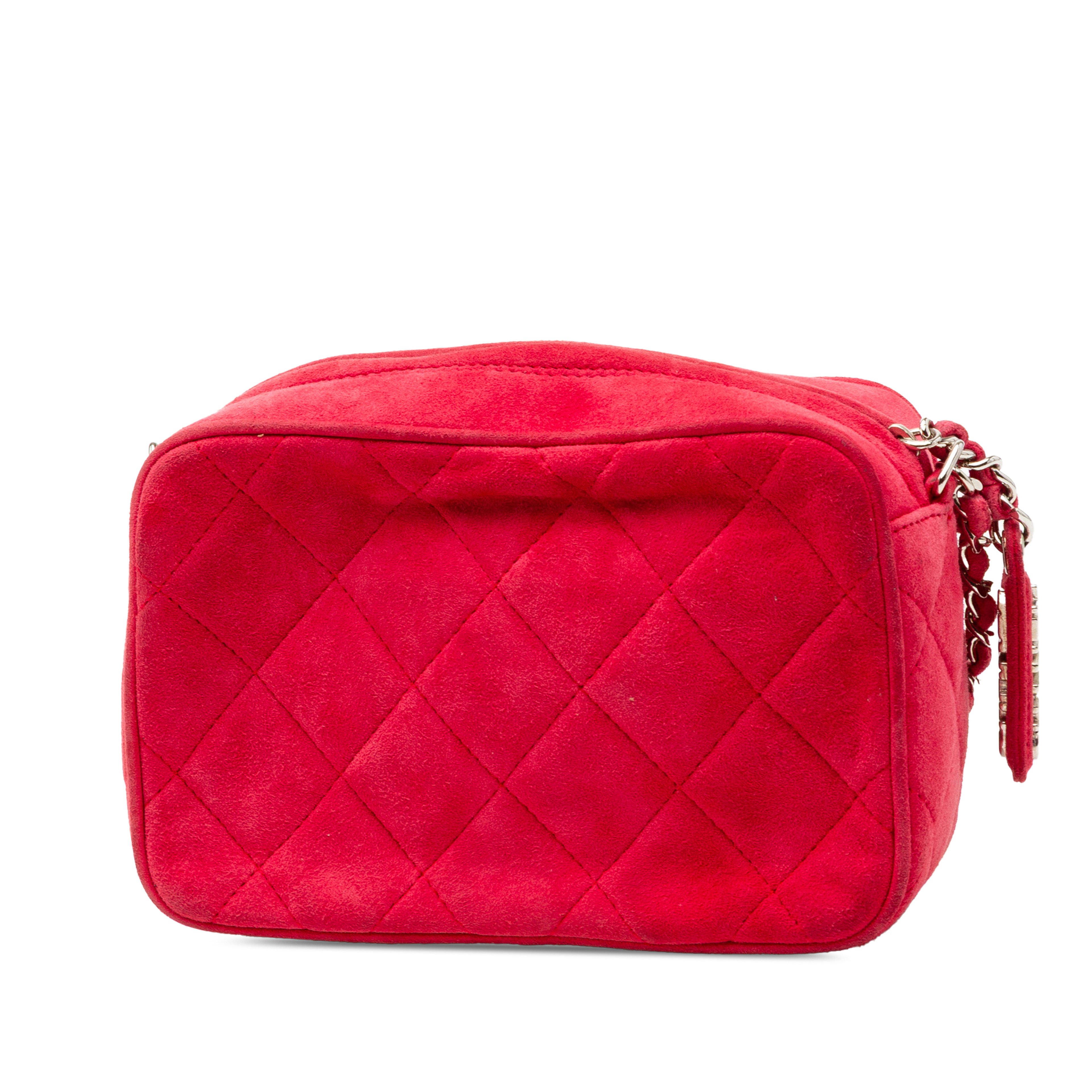 Chanel Quilted Suede Camera Bag, från Luxclusif, i färgen red. Klicka för att öppna bilden i stort format