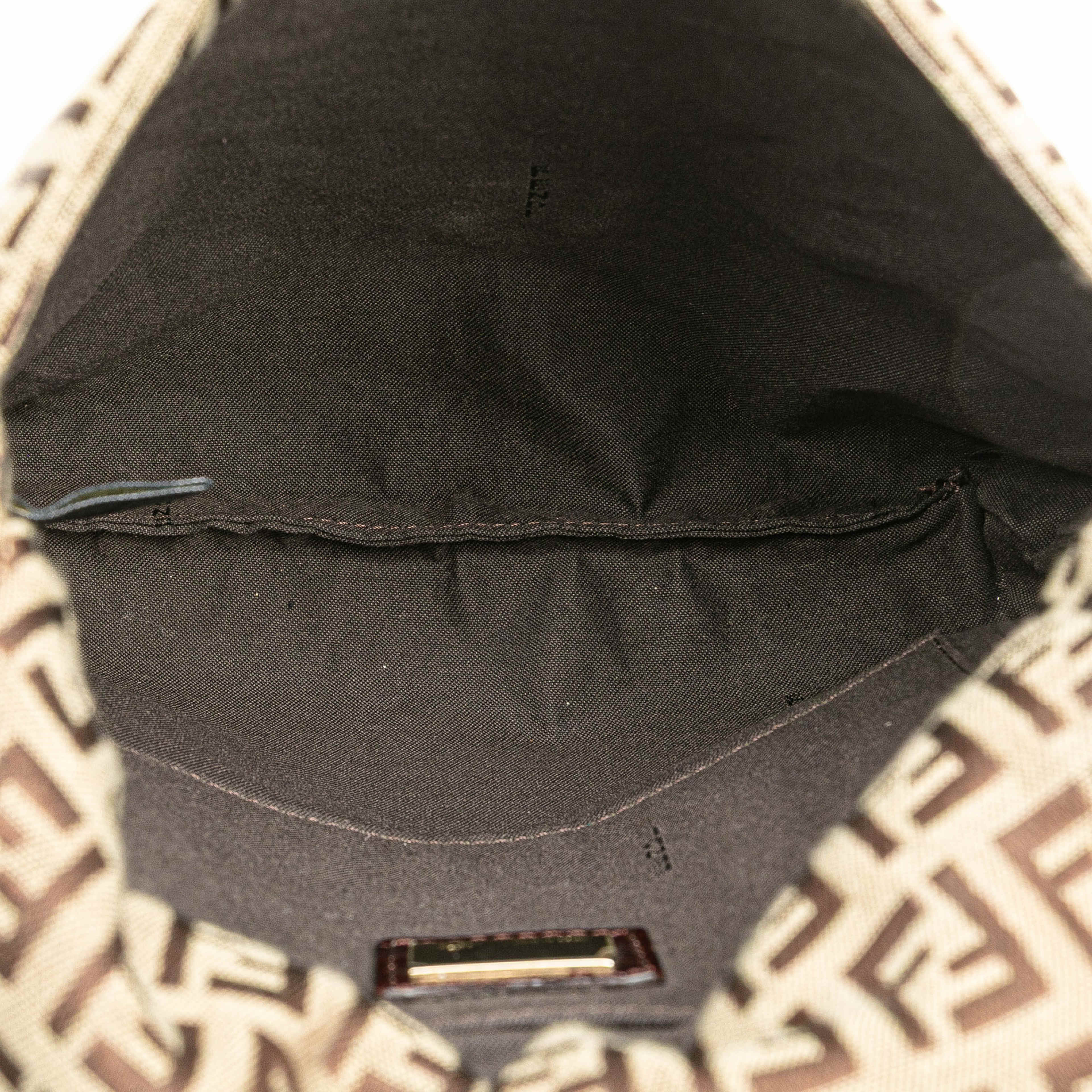 Fendi Zucchino Canvas Crossbody, från Luxclusif, i färgen beige. Klicka för att öppna bilden i stort format