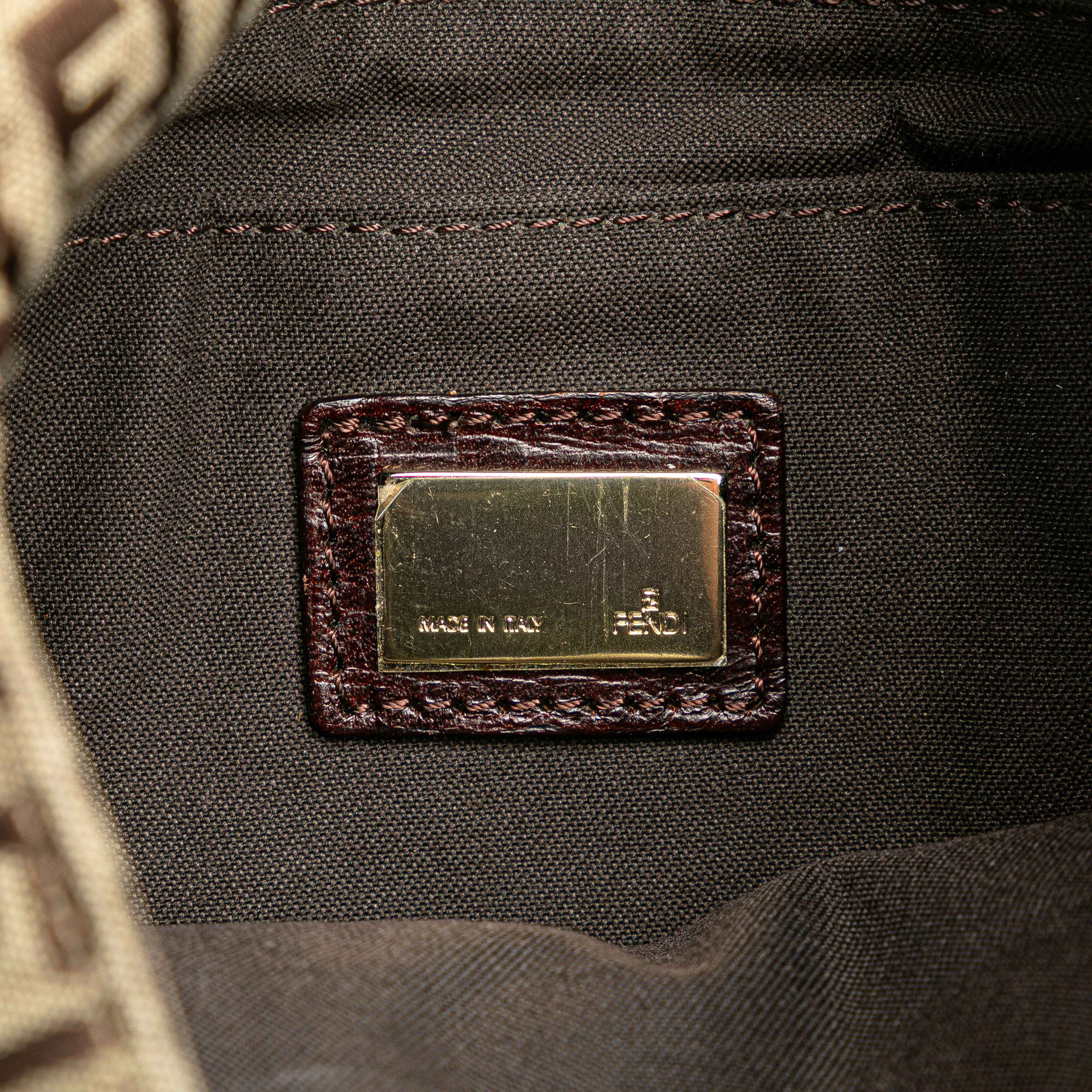 Fendi Zucchino Canvas Crossbody, från Luxclusif, i färgen beige. Klicka för att öppna bilden i stort format