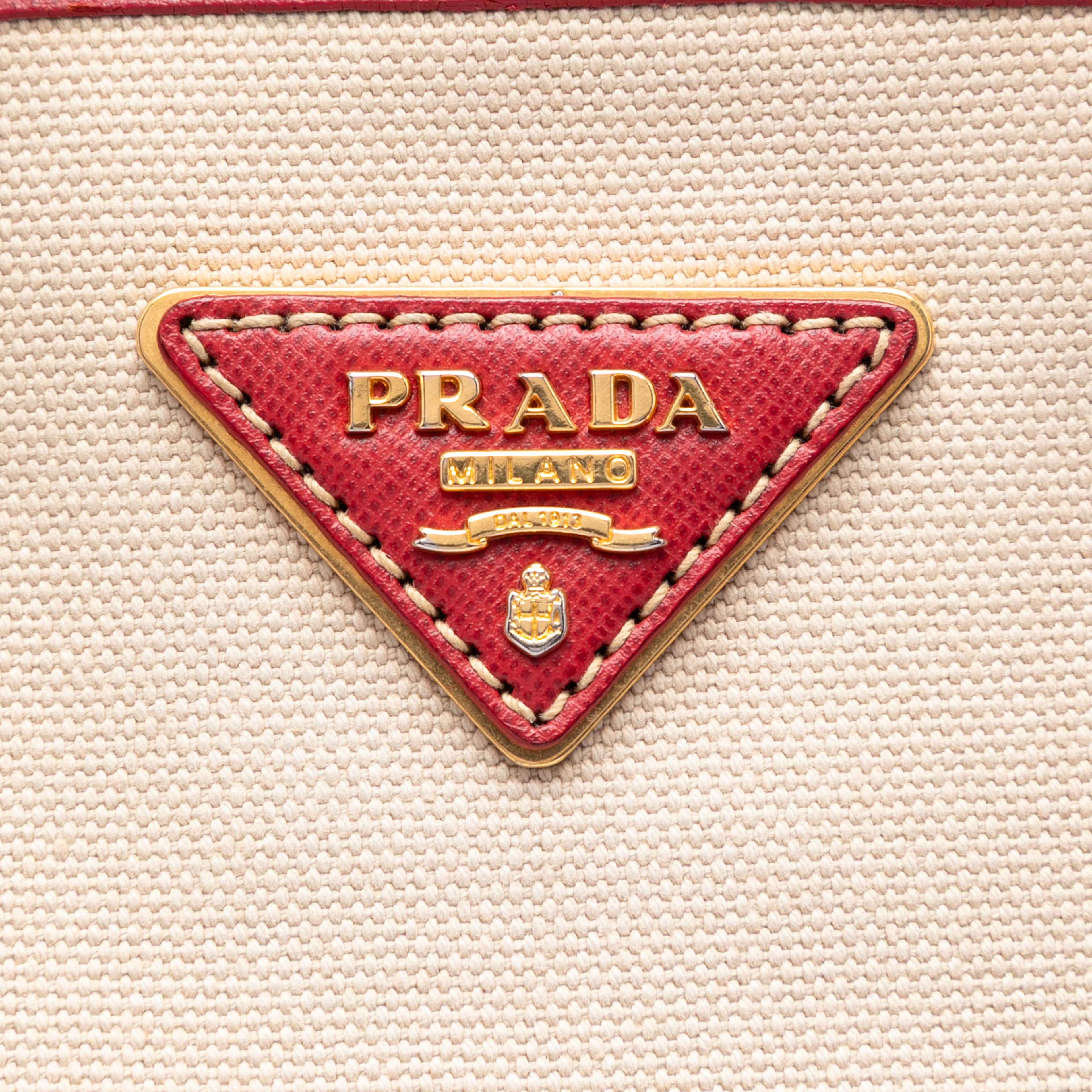 Prada Saffiano Trimmed Canvas Canapa Logo Satchel, från Luxclusif, i färgen beige. Klicka för att öppna bilden i stort format
