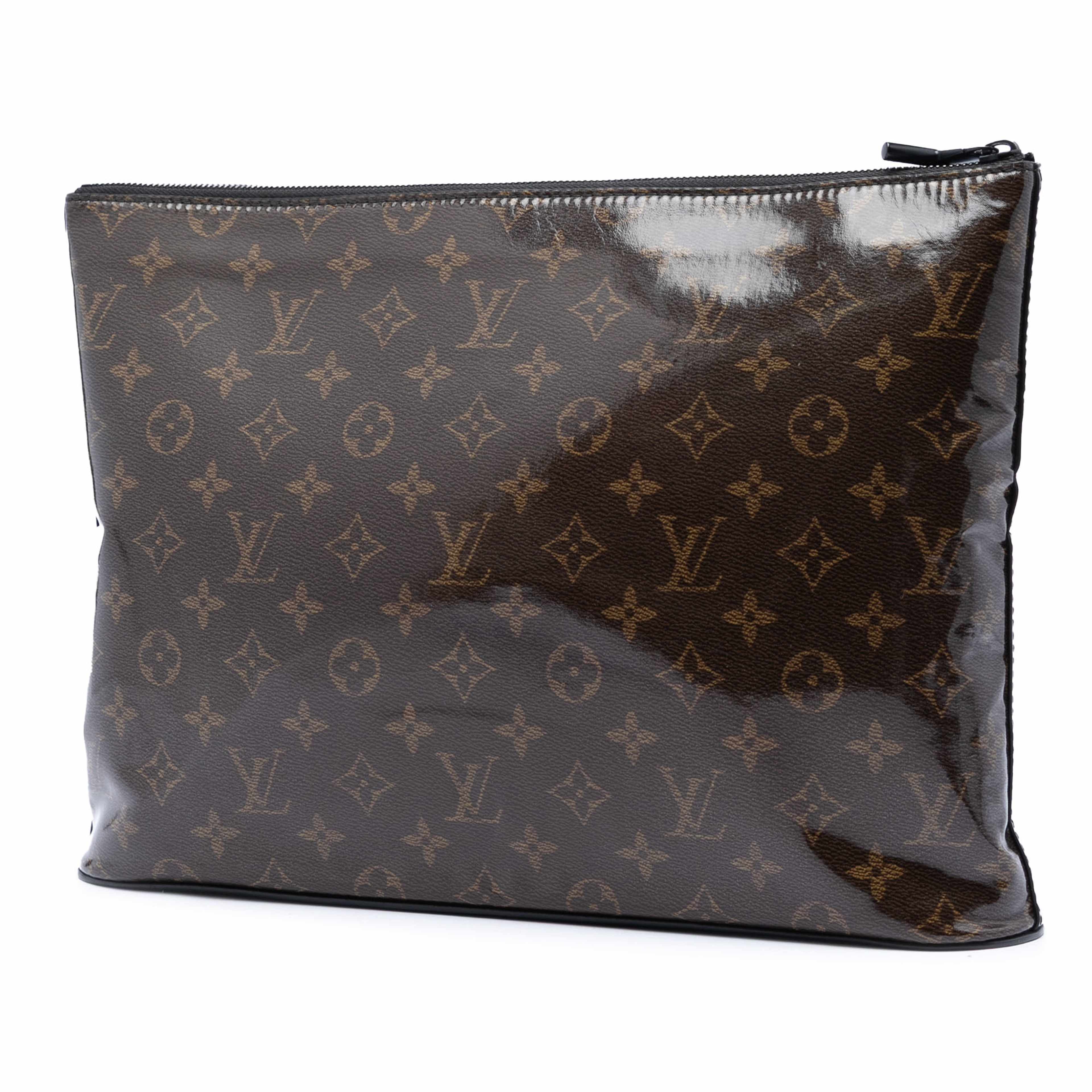 Louis Vuitton Monogram Glaze Pochette Cosmos, från Luxclusif, i färgen brun. Klicka för att öppna bilden i stort format