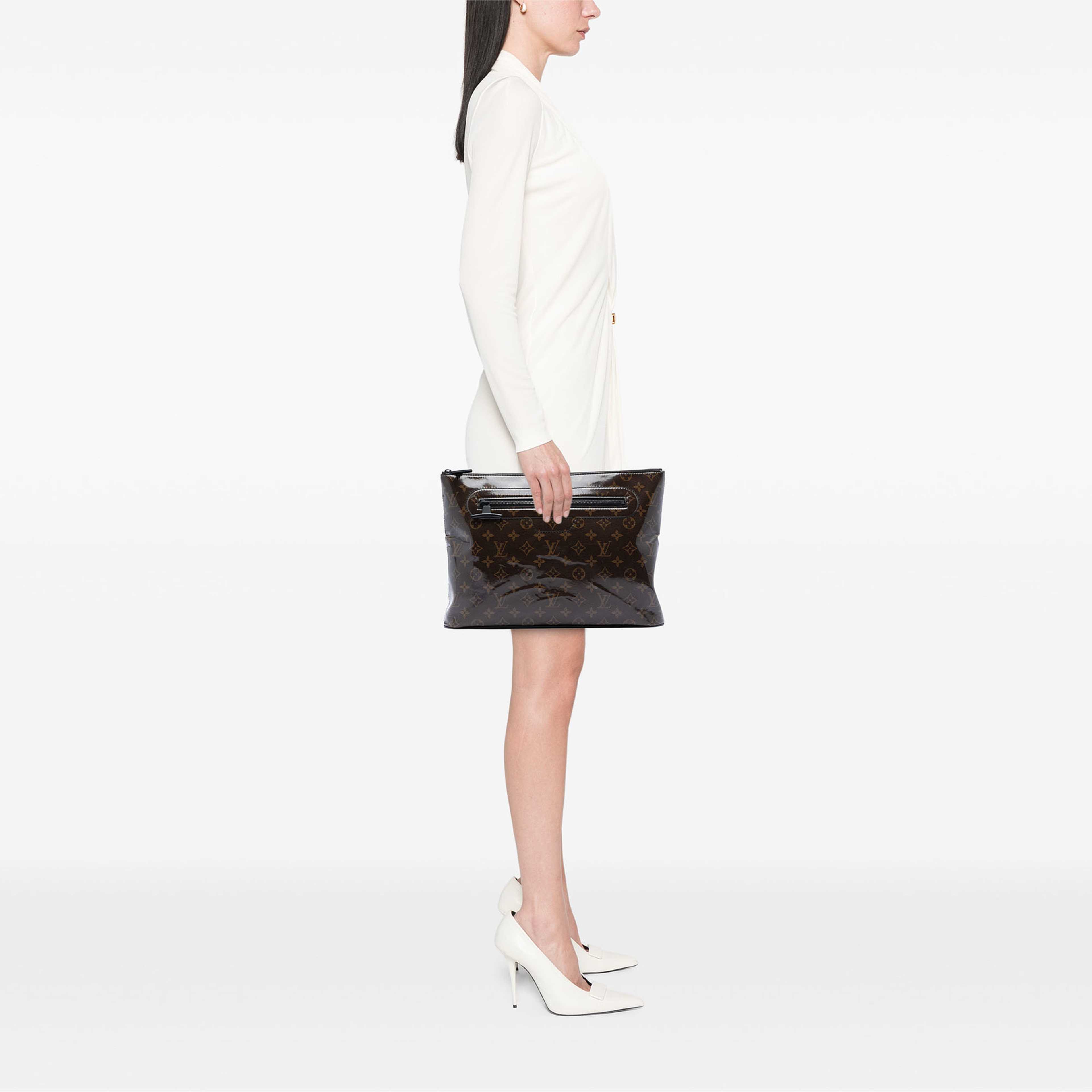 Louis Vuitton Monogram Glaze Pochette Cosmos, från Luxclusif, i färgen brown. Klicka för att öppna bilden i stort format