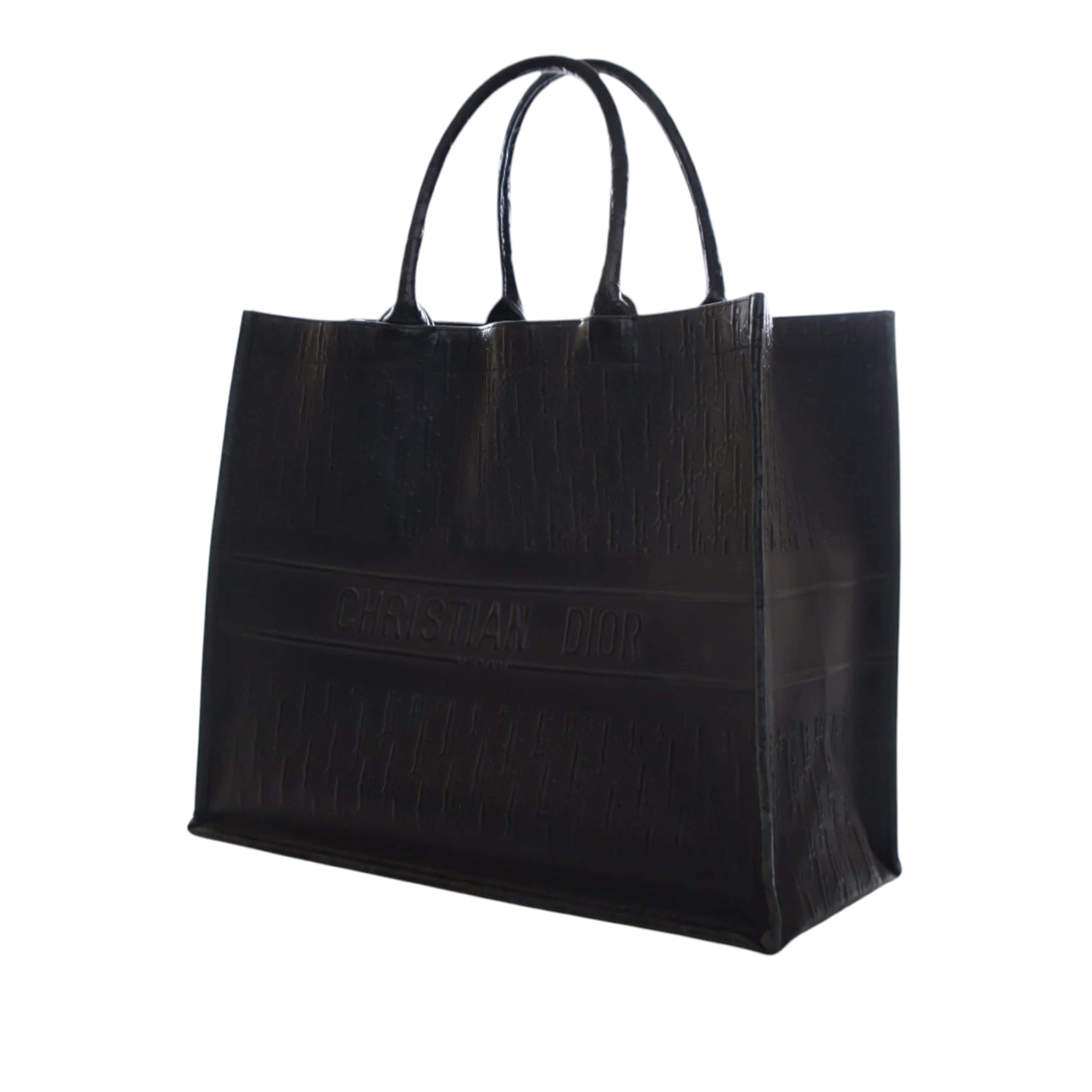 Dior Large Oblique Embossed Book Tote, från Luxclusif, i färgen black. Klicka för att öppna bilden i stort format