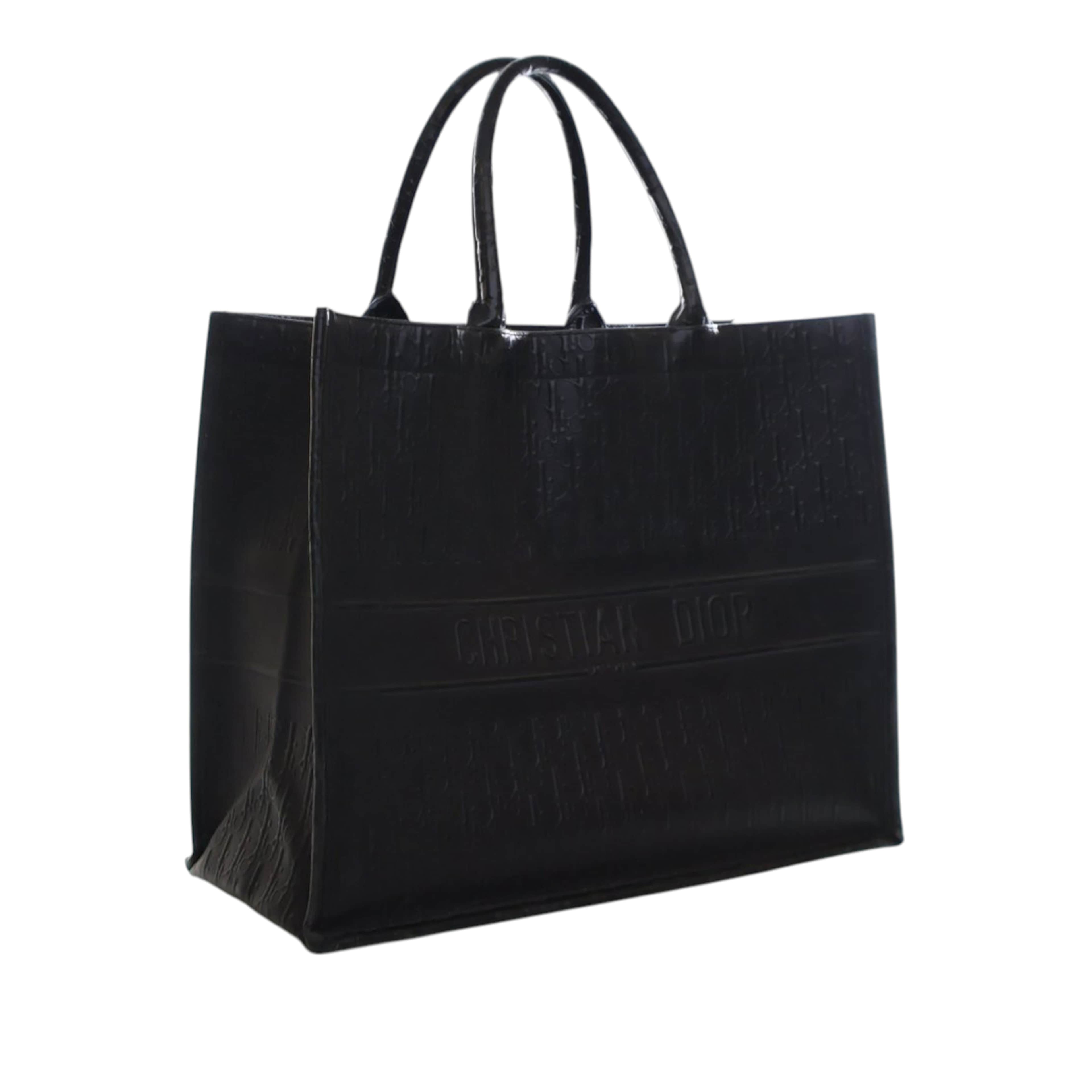 Dior Large Oblique Embossed Book Tote, från Luxclusif, i färgen black. Klicka för att öppna bilden i stort format