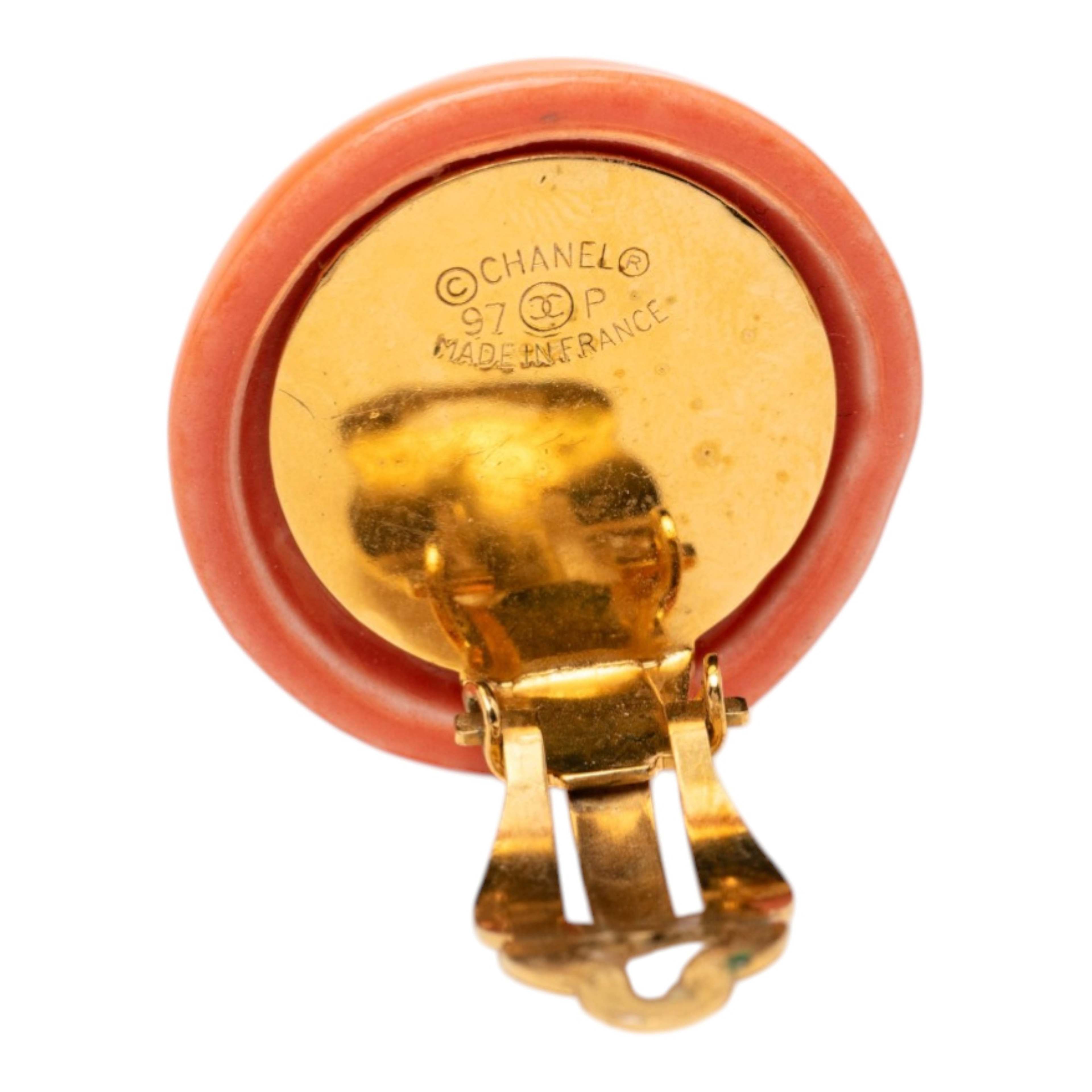 Chanel Resin Logo Round Clip On Earrings, från Luxclusif, i färgen orange. Klicka för att öppna bilden i stort format