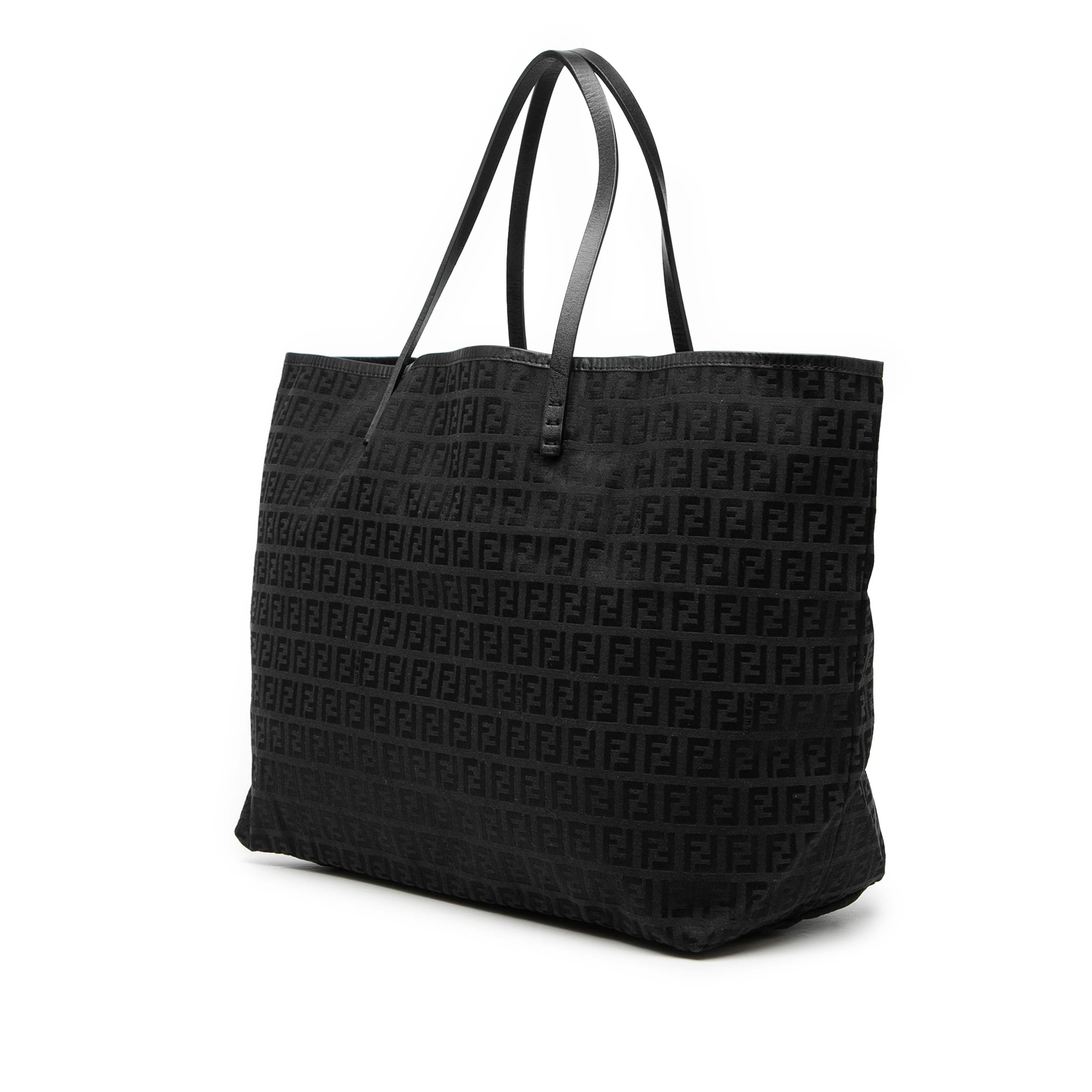 Fendi Medium Zucchino Canvas Roll Tote, från Luxclusif, i färgen black. Klicka för att öppna bilden i stort format