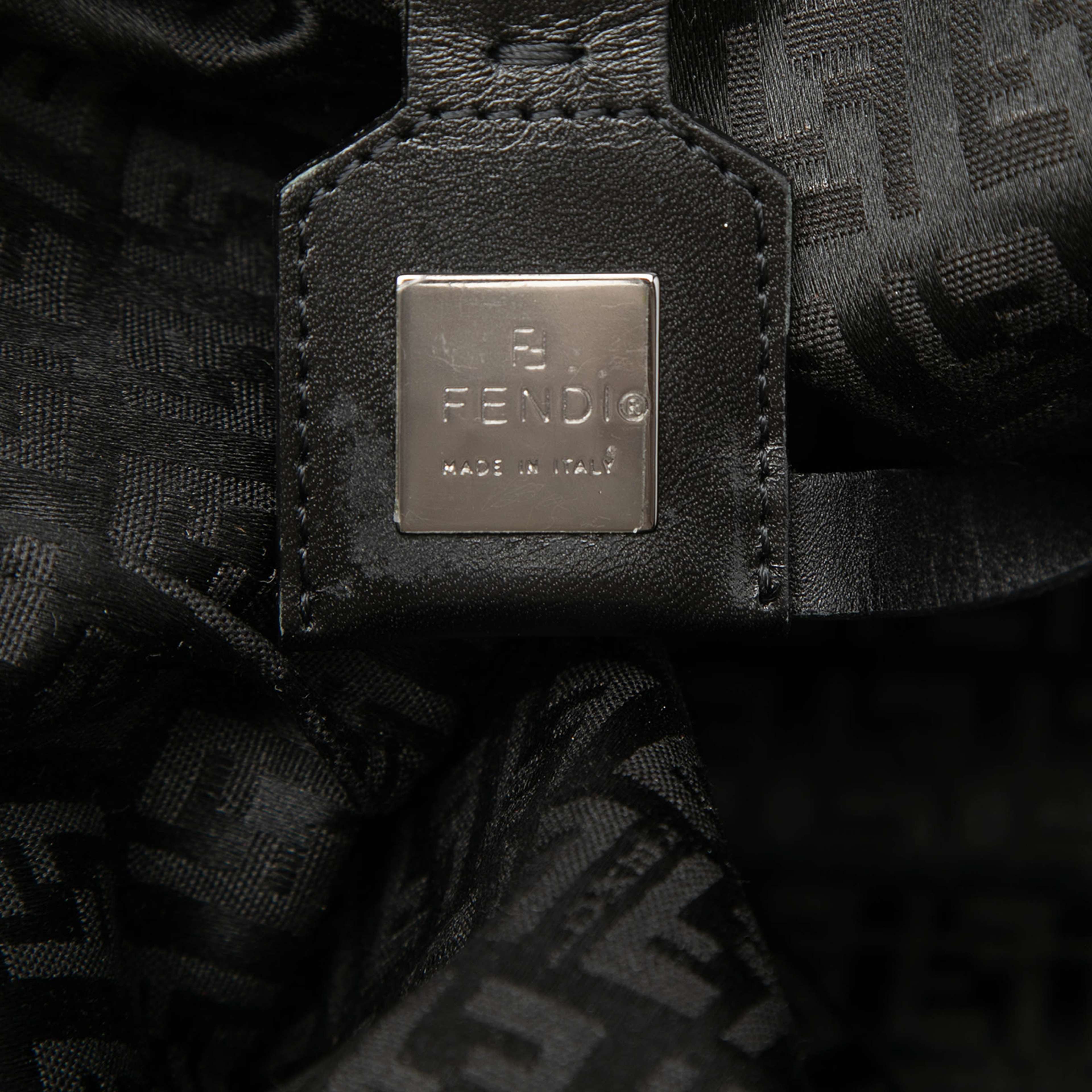 Fendi Medium Zucchino Canvas Roll Tote, från Luxclusif, i färgen black. Klicka för att öppna bilden i stort format