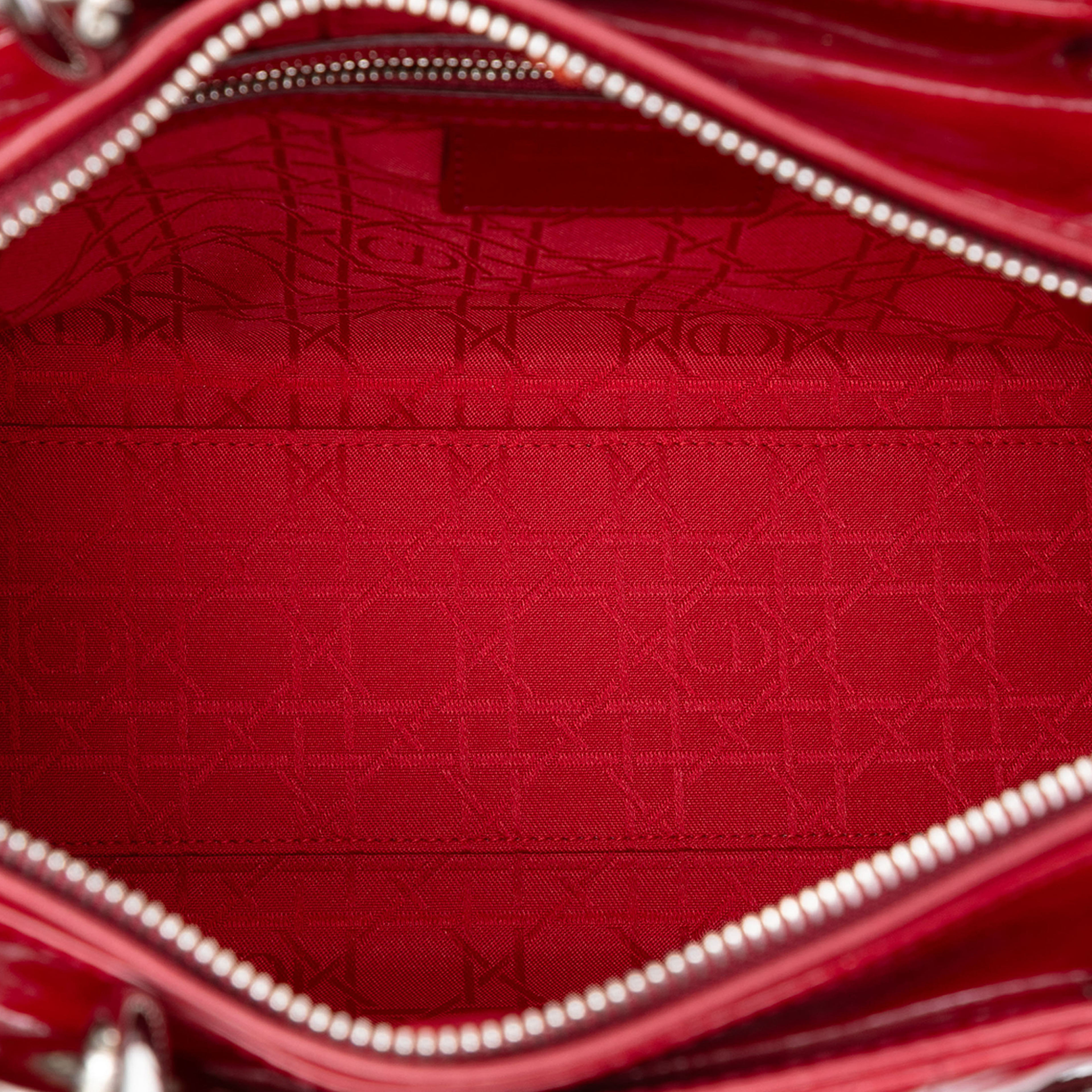 Dior Large Patent Cannage Lady Dior, från Luxclusif, i färgen red. Klicka för att öppna bilden i stort format