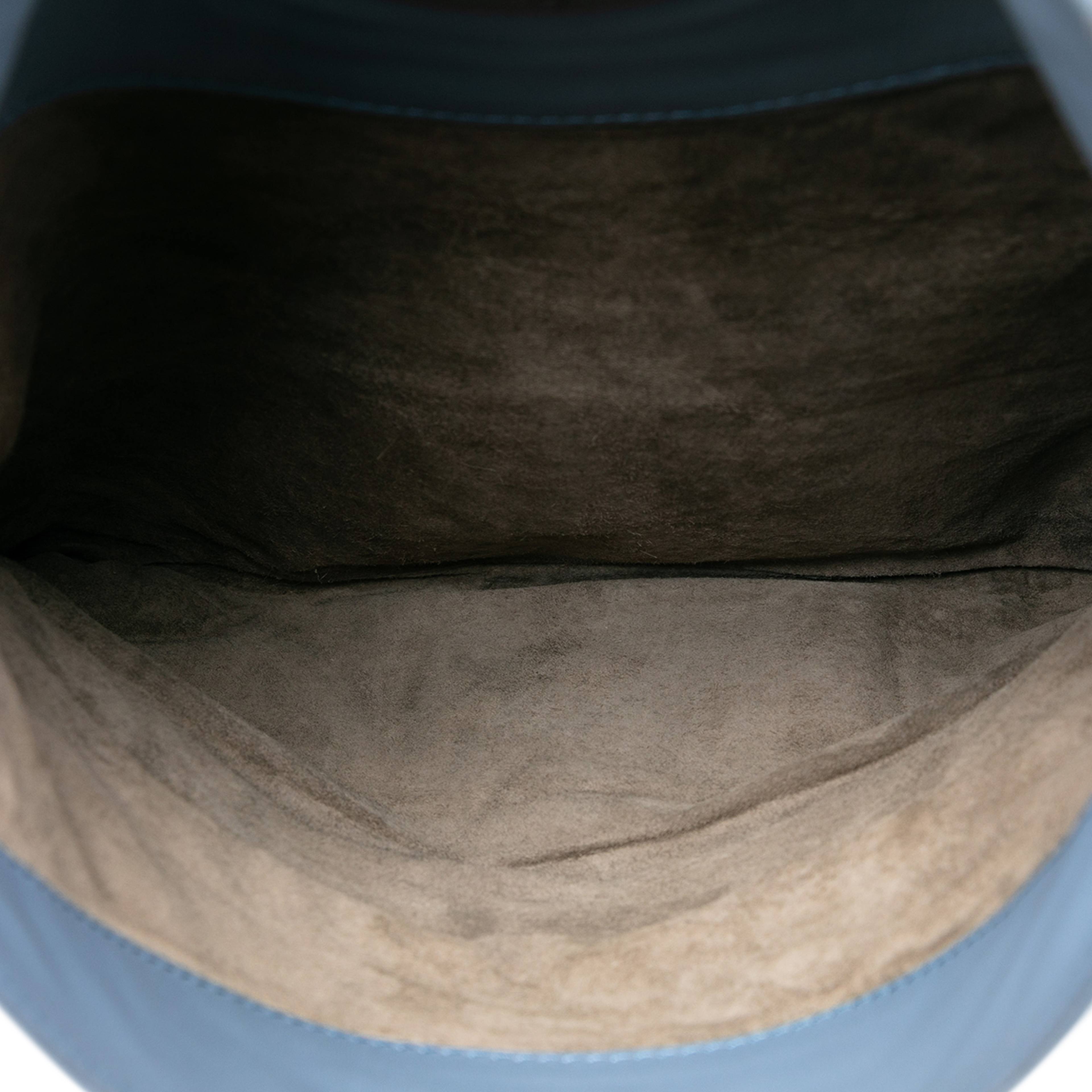 Bottega Veneta Nappa Intrecciato Turn Lock Clutch, från Luxclusif, i färgen light blue. Klicka för att öppna bilden i stort format