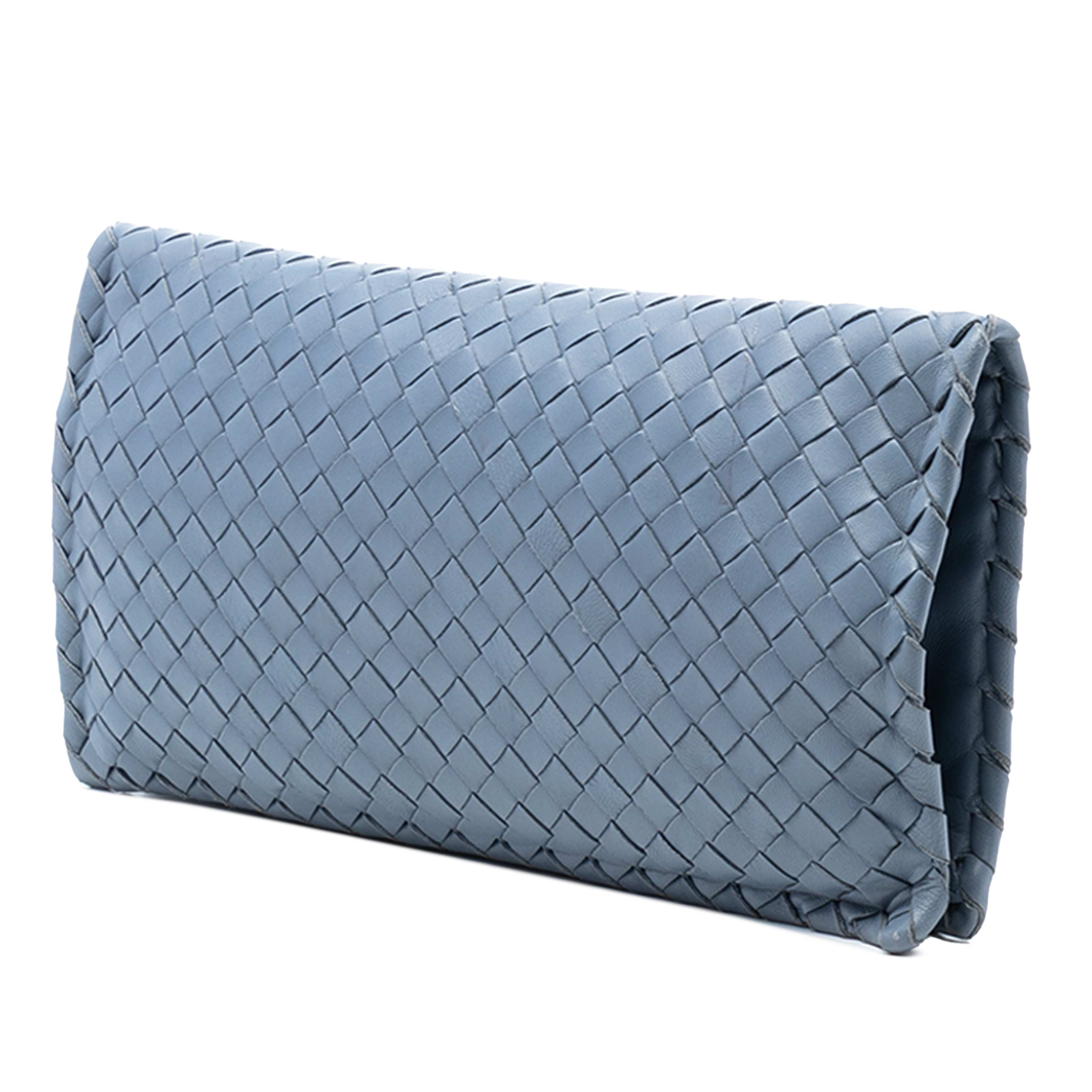 Bottega Veneta Nappa Intrecciato Turn Lock Clutch, från Luxclusif, i färgen light blue. Klicka för att öppna bilden i stort format