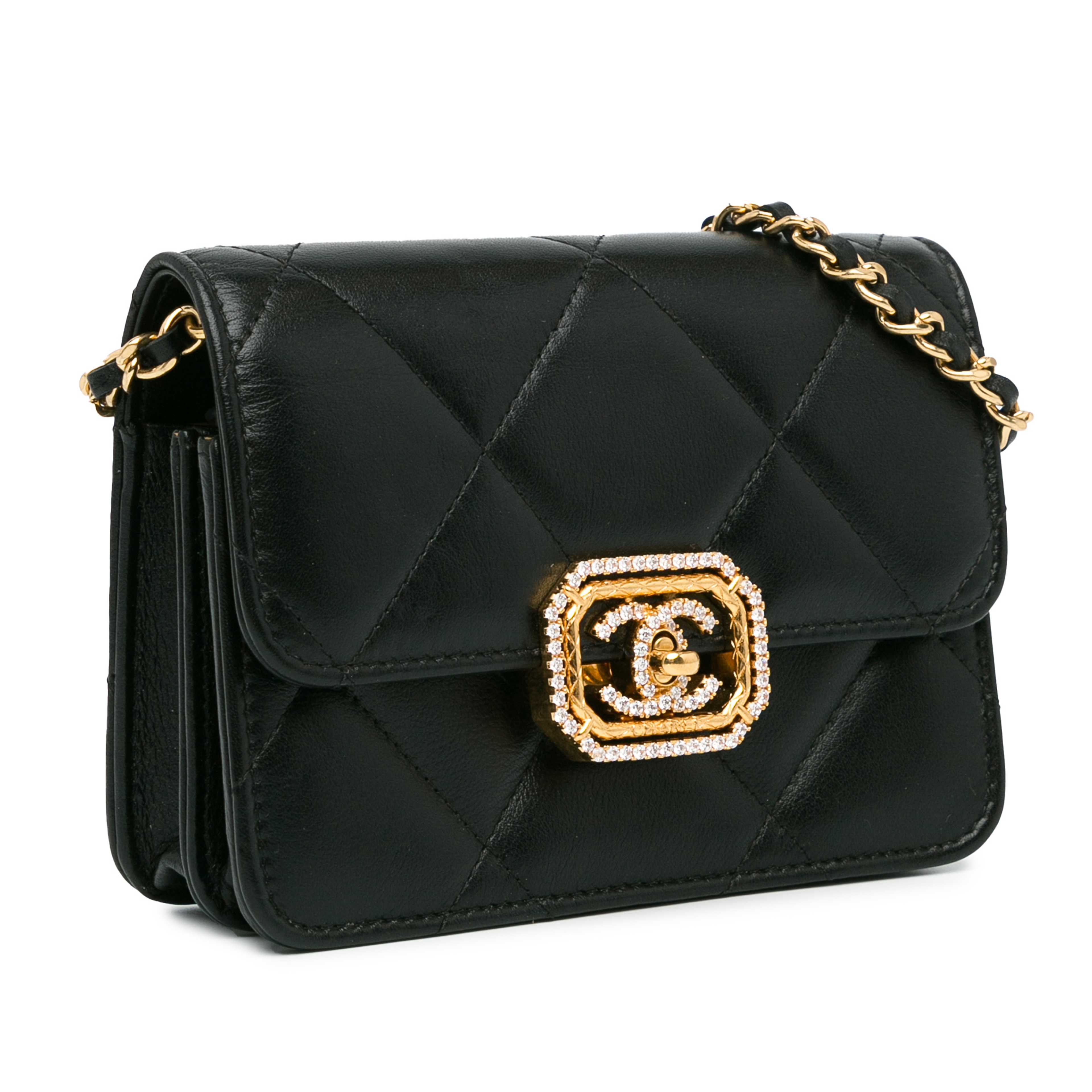 Chanel Quilted Calfskin Strass Clutch With Chain Flap, från Luxclusif, i färgen svart. Klicka för att öppna bilden i stort format