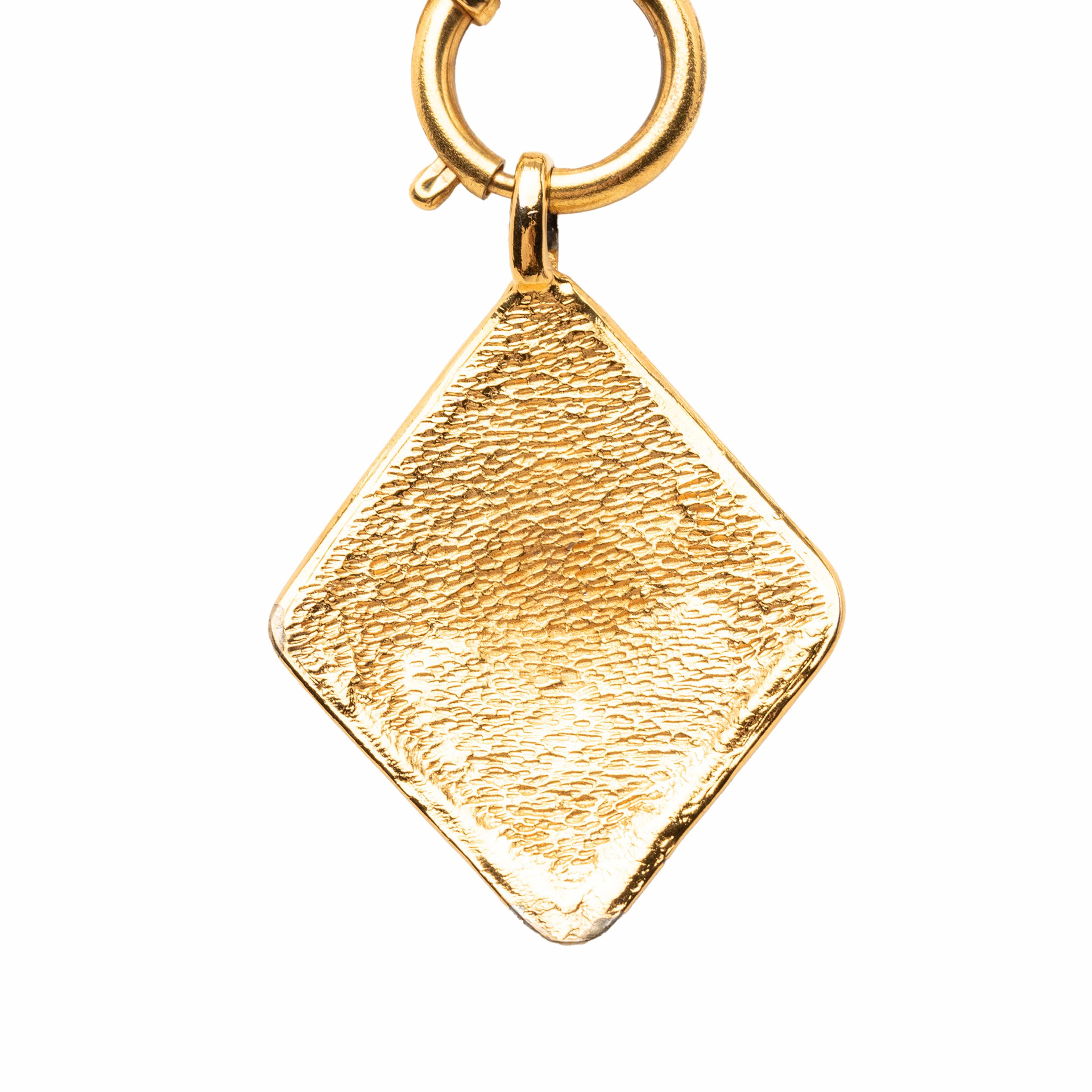 Chanel Cc Gold Plated Diamond Shape Pendant Necklace, från Luxclusif, i färgen gold. Klicka för att öppna bilden i stort format