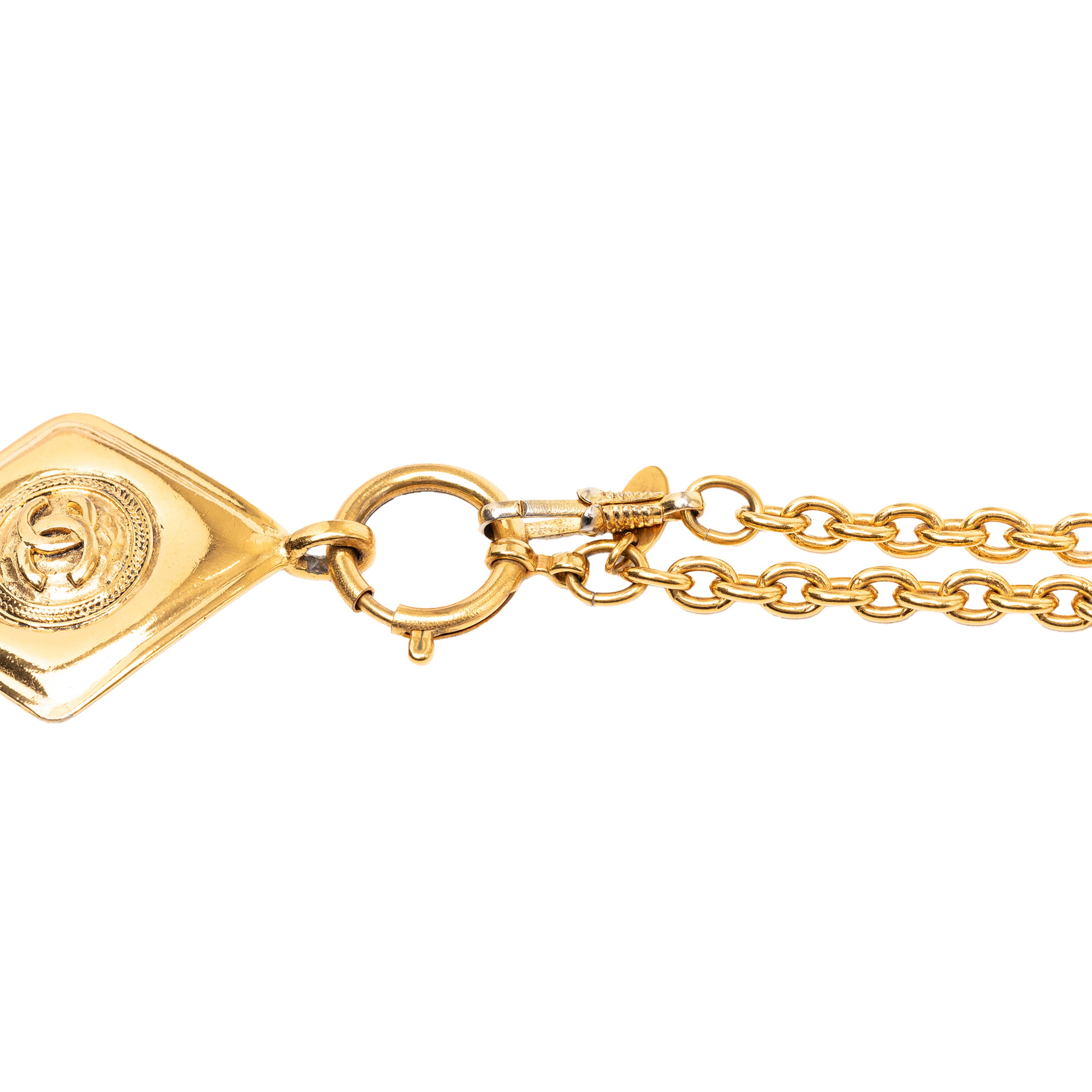 Chanel Cc Gold Plated Diamond Shape Pendant Necklace, från Luxclusif, i färgen gold. Klicka för att öppna bilden i stort format