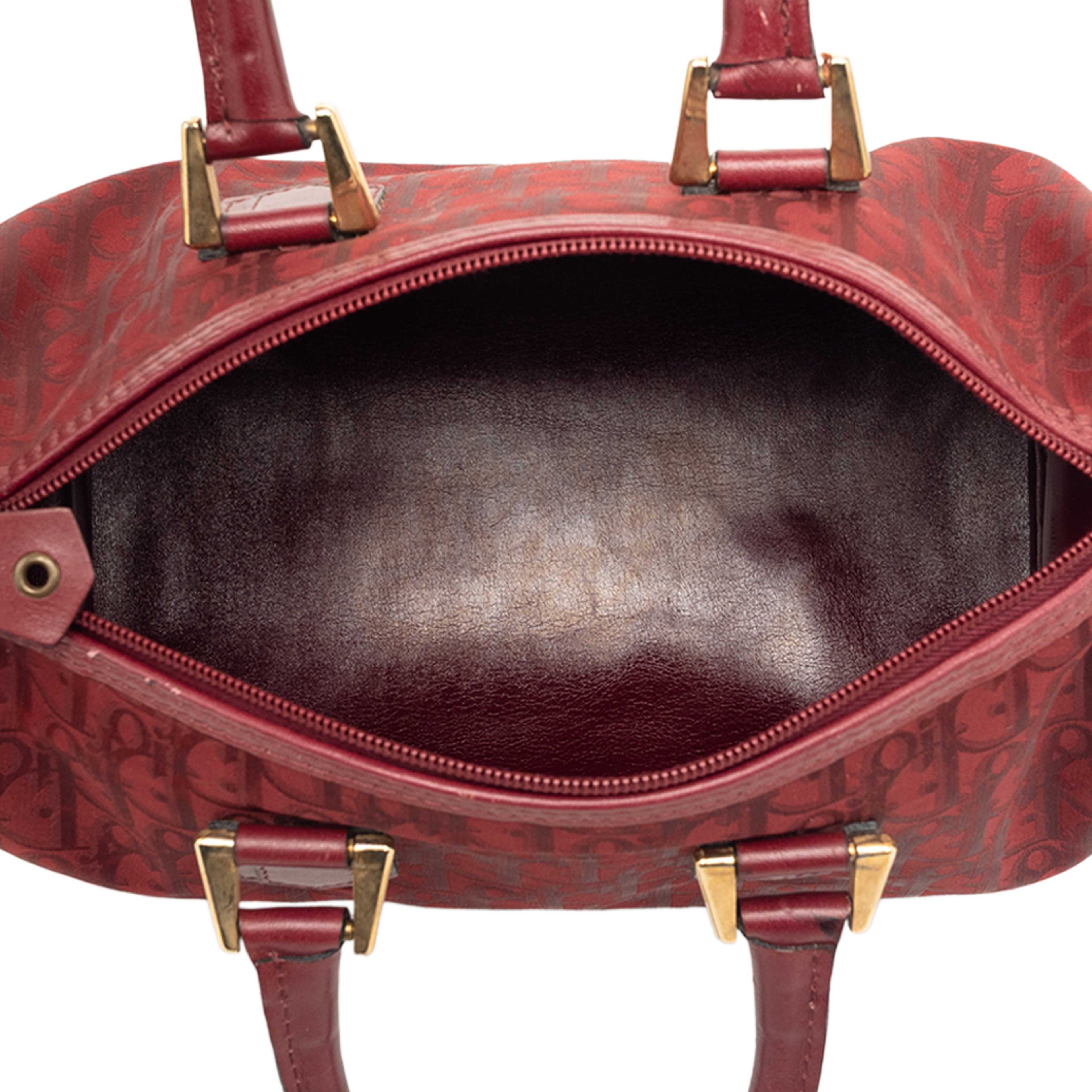 Dior Diorissimo Trotter Canvas Boston Bag, från Luxclusif, i färgen red. Klicka för att öppna bilden i stort format