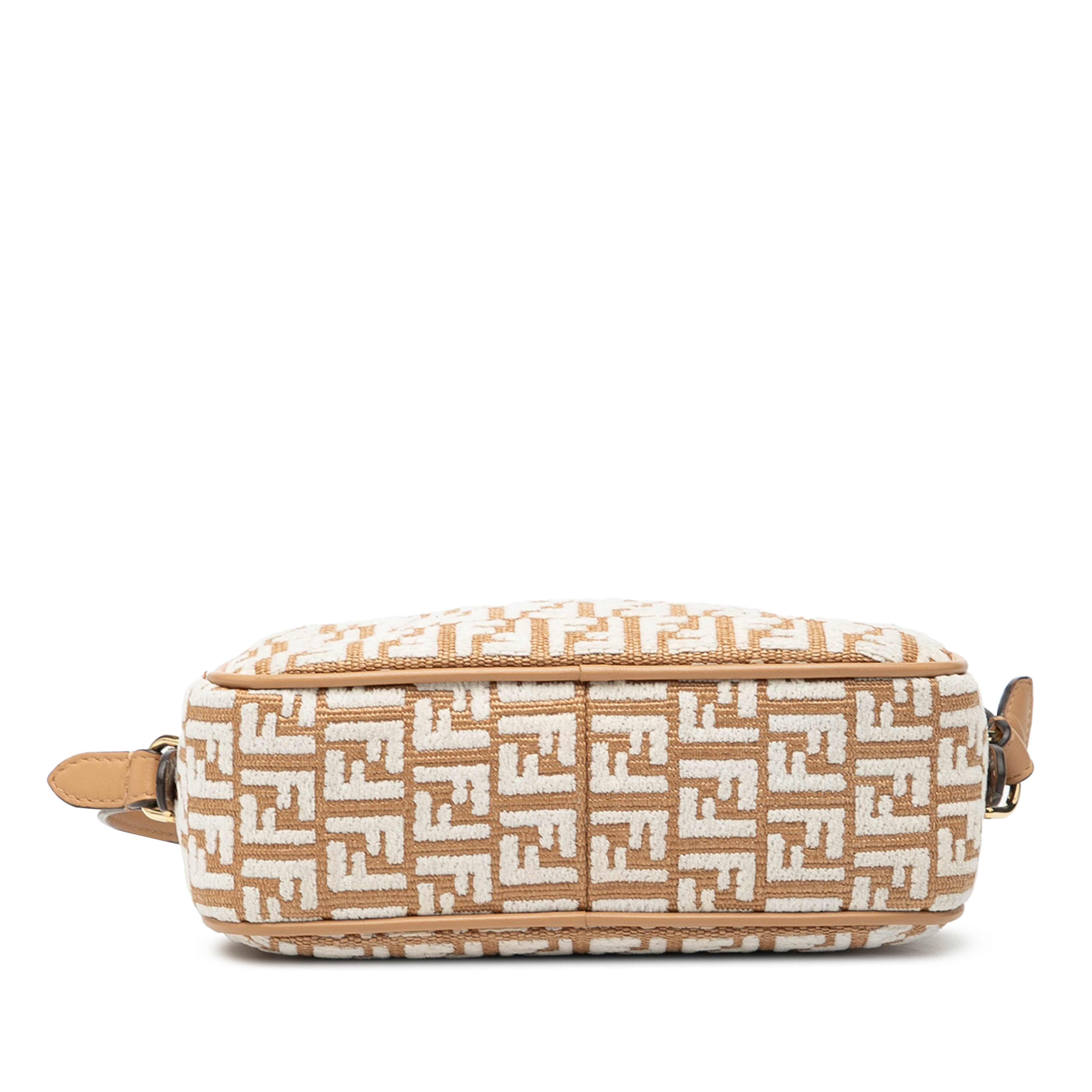 Fendi Mini Raffia Ff 1974 Camera Bag, från Luxclusif, i färgen light brown. Klicka för att öppna bilden i stort format