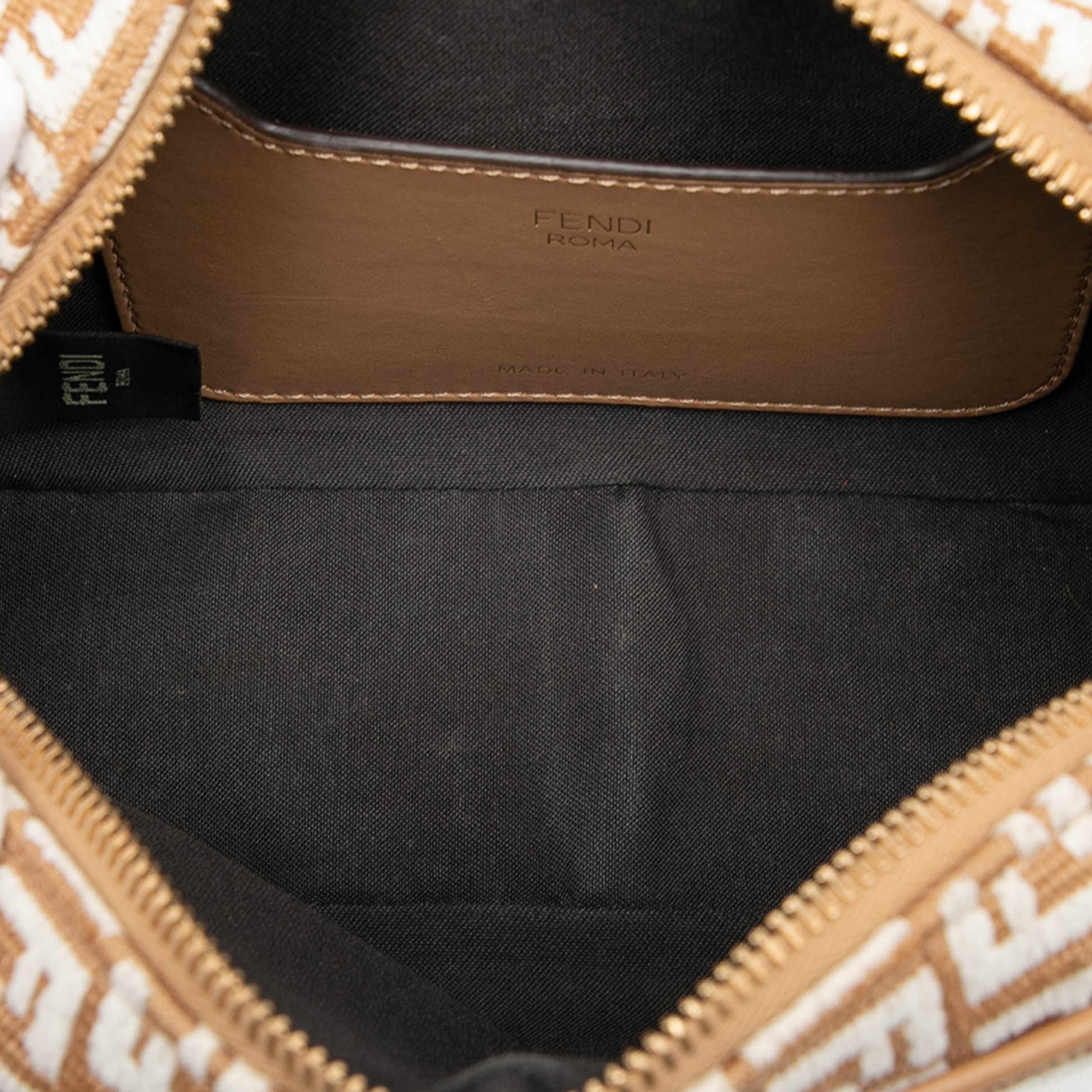 Fendi Mini Raffia Ff 1974 Camera Bag, från Luxclusif, i färgen light brown. Klicka för att öppna bilden i stort format