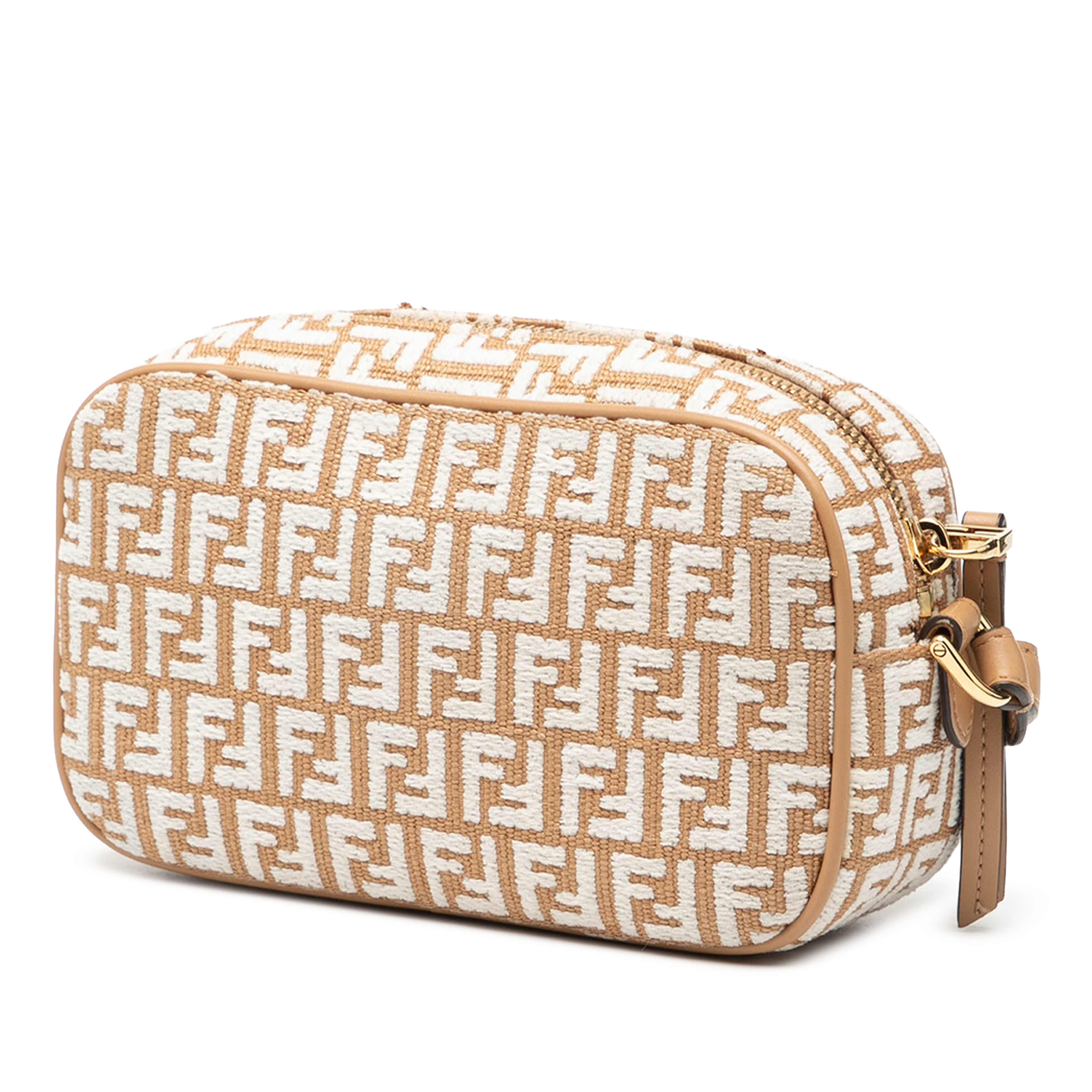 Fendi Mini Raffia Ff 1974 Camera Bag, från Luxclusif, i färgen light brown. Klicka för att öppna bilden i stort format