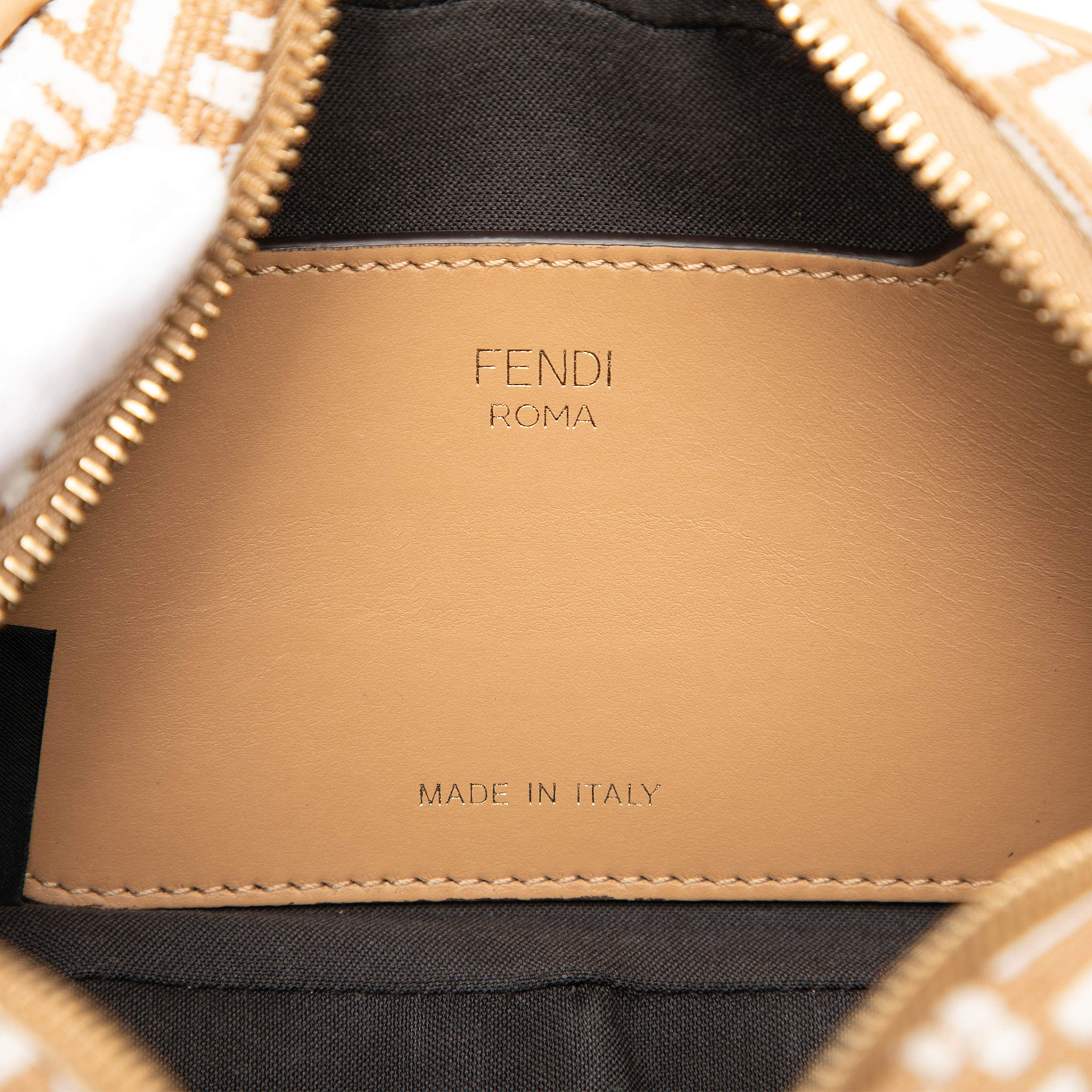 Fendi Mini Raffia Ff 1974 Camera Bag, från Luxclusif, i färgen light brown. Klicka för att öppna bilden i stort format