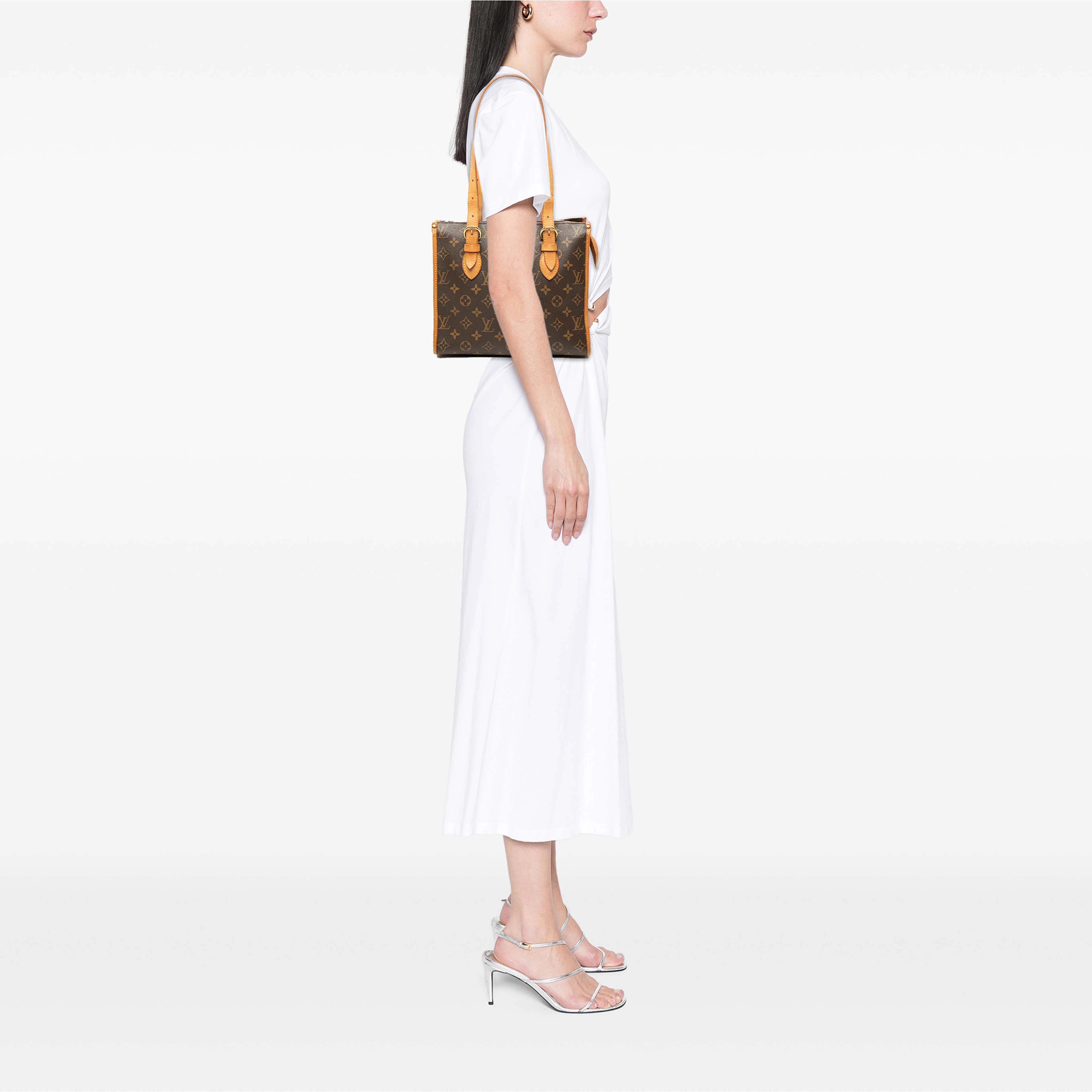 Louis Vuitton Monogram Popincourt Haut, från Luxclusif, i färgen brun. Klicka för att öppna bilden i stort format
