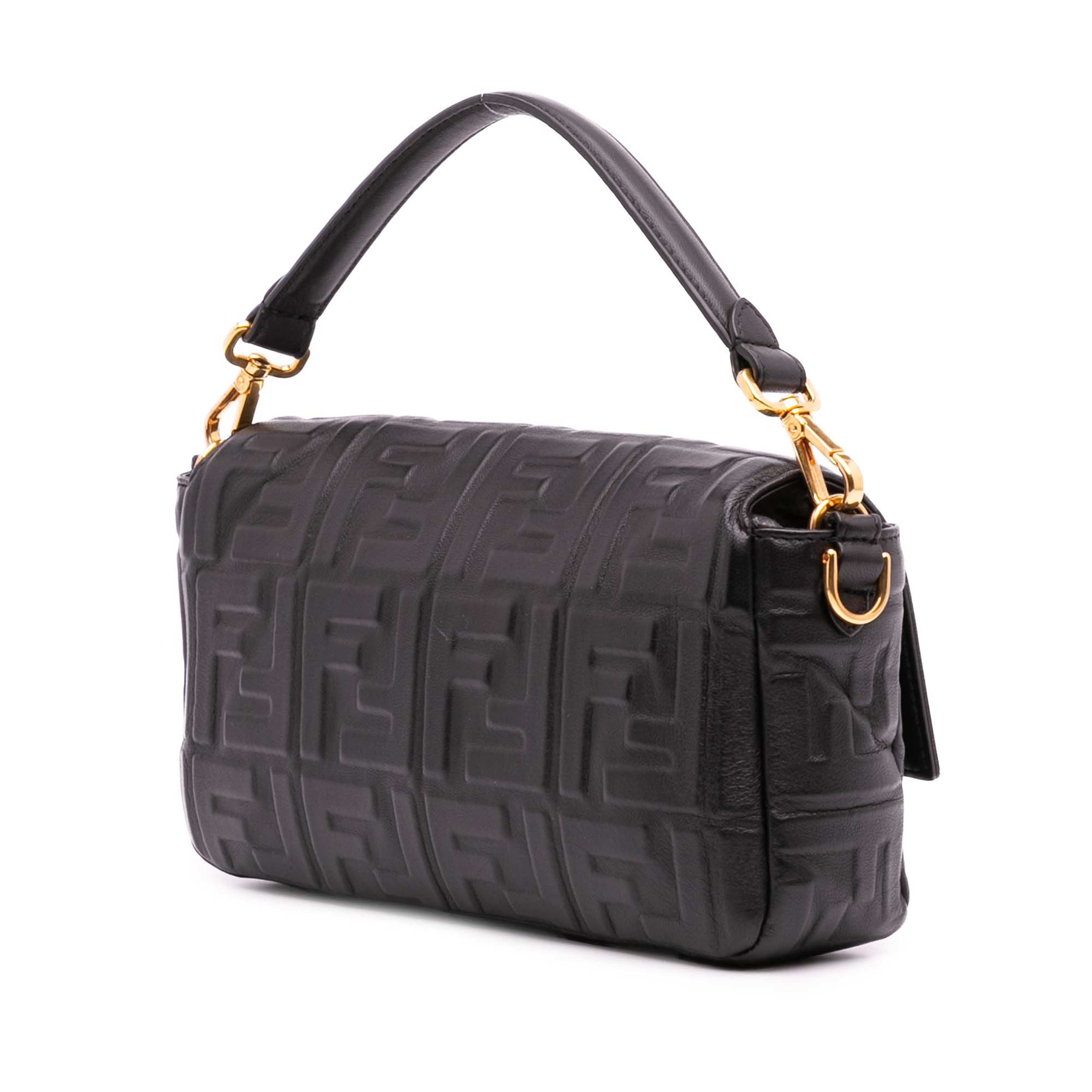 Fendi Zucca Embossed Leather Baguette Satchel, från Luxclusif, i färgen black. Klicka för att öppna bilden i stort format