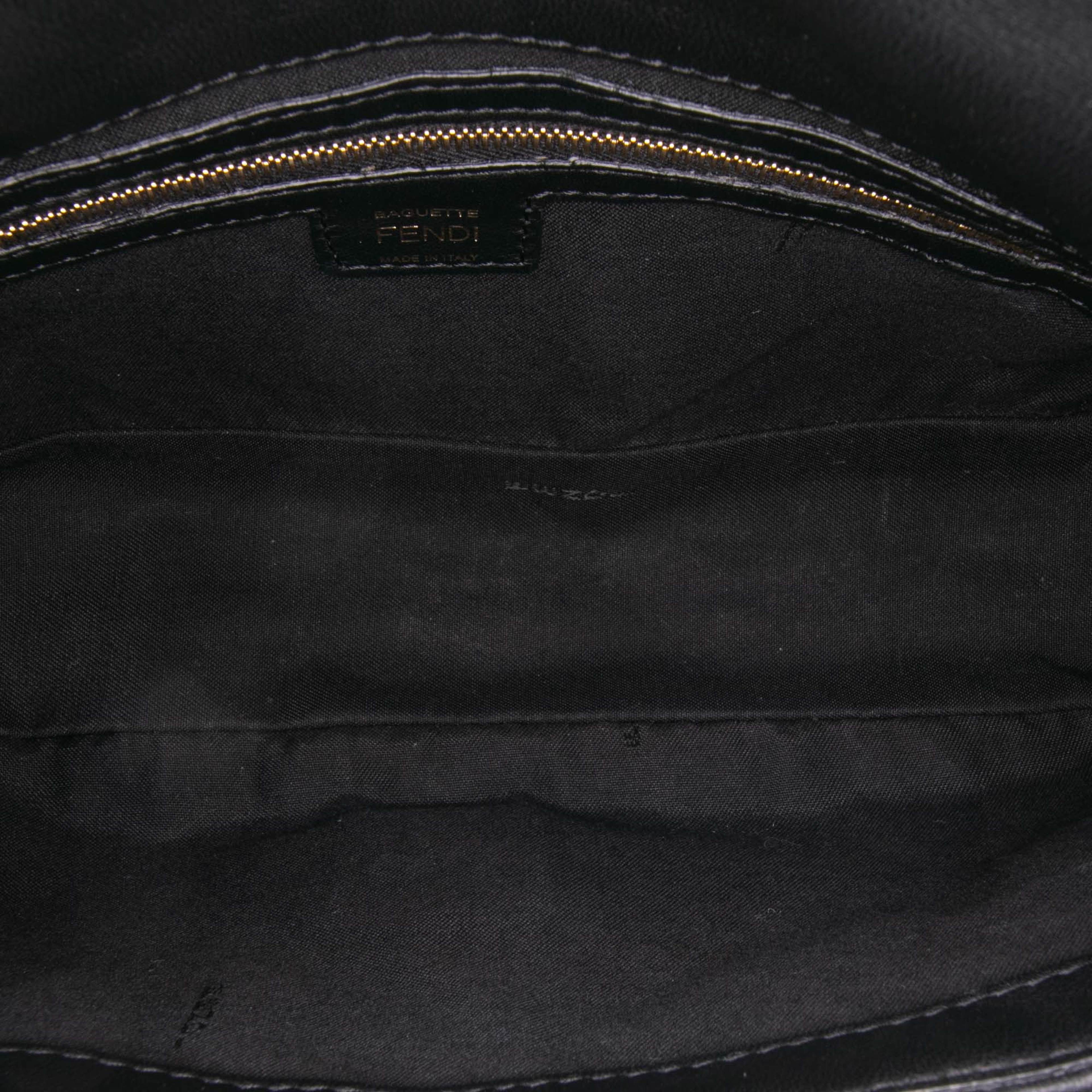 Fendi Zucca Embossed Leather Baguette Satchel, från Luxclusif, i färgen black. Klicka för att öppna bilden i stort format