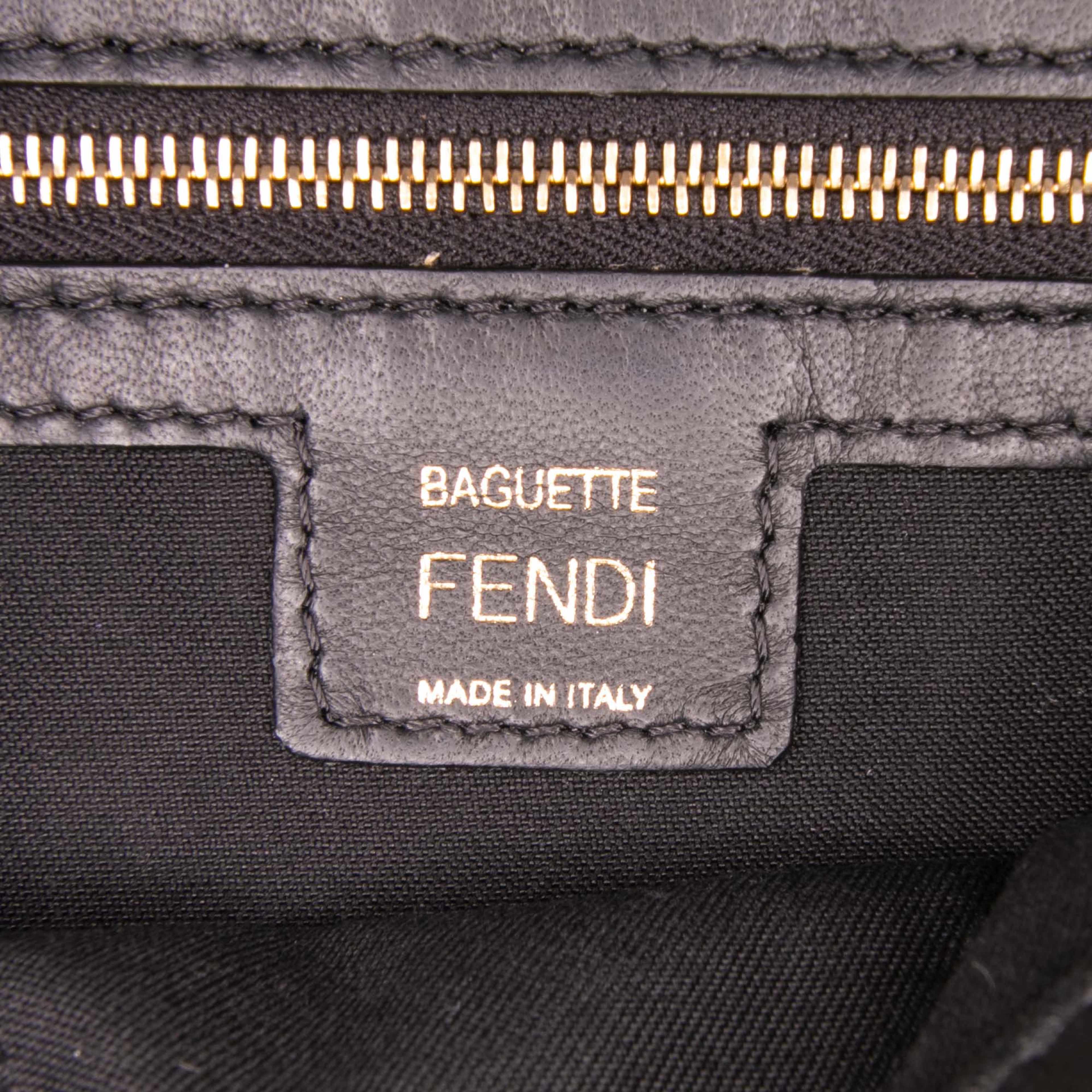 Fendi Zucca Embossed Leather Baguette Satchel, från Luxclusif, i färgen black. Klicka för att öppna bilden i stort format