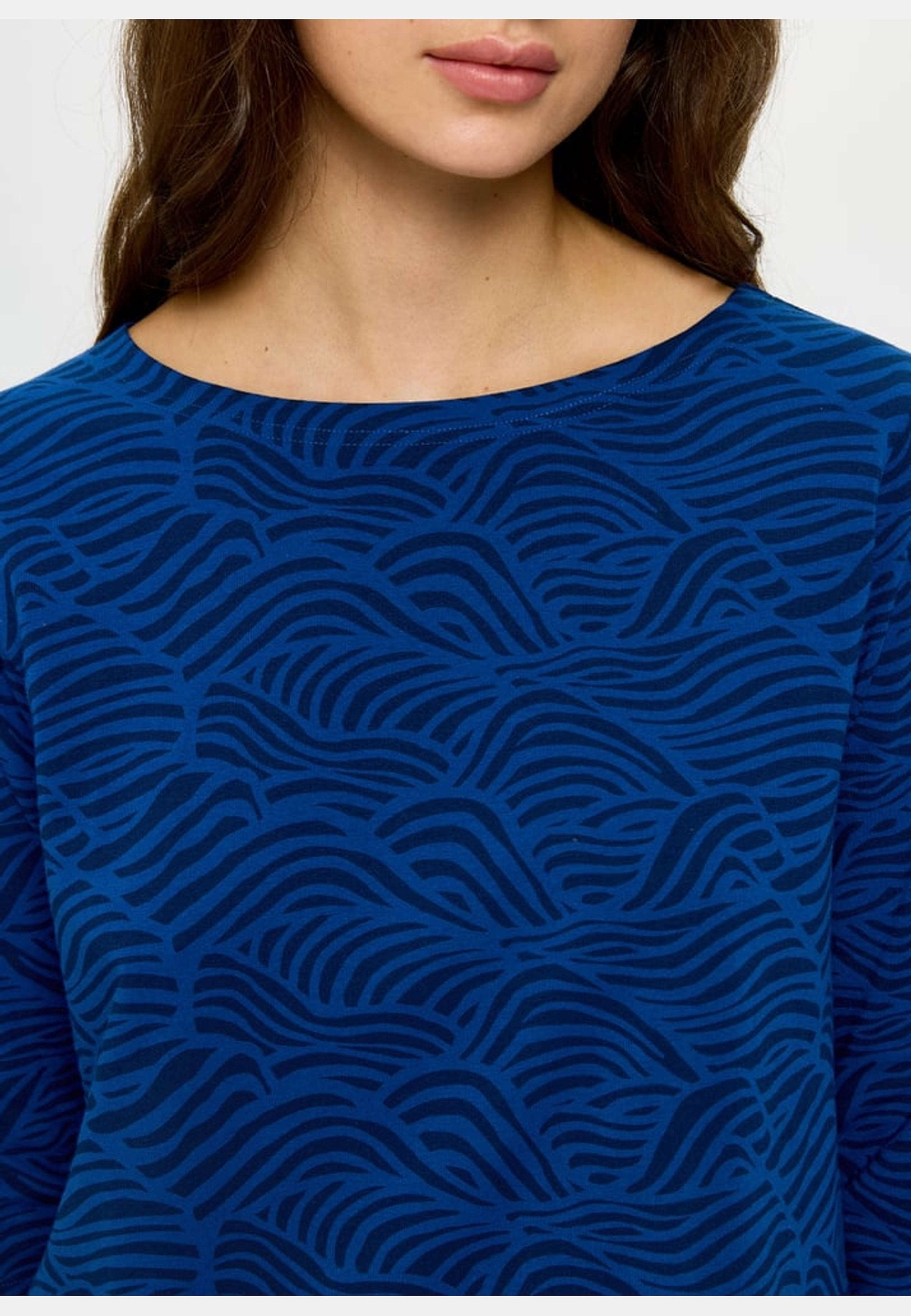 Mela Top Windy Wave Navy, från emmamalena, i färgen marinblå. Klicka för att öppna bilden i stort format